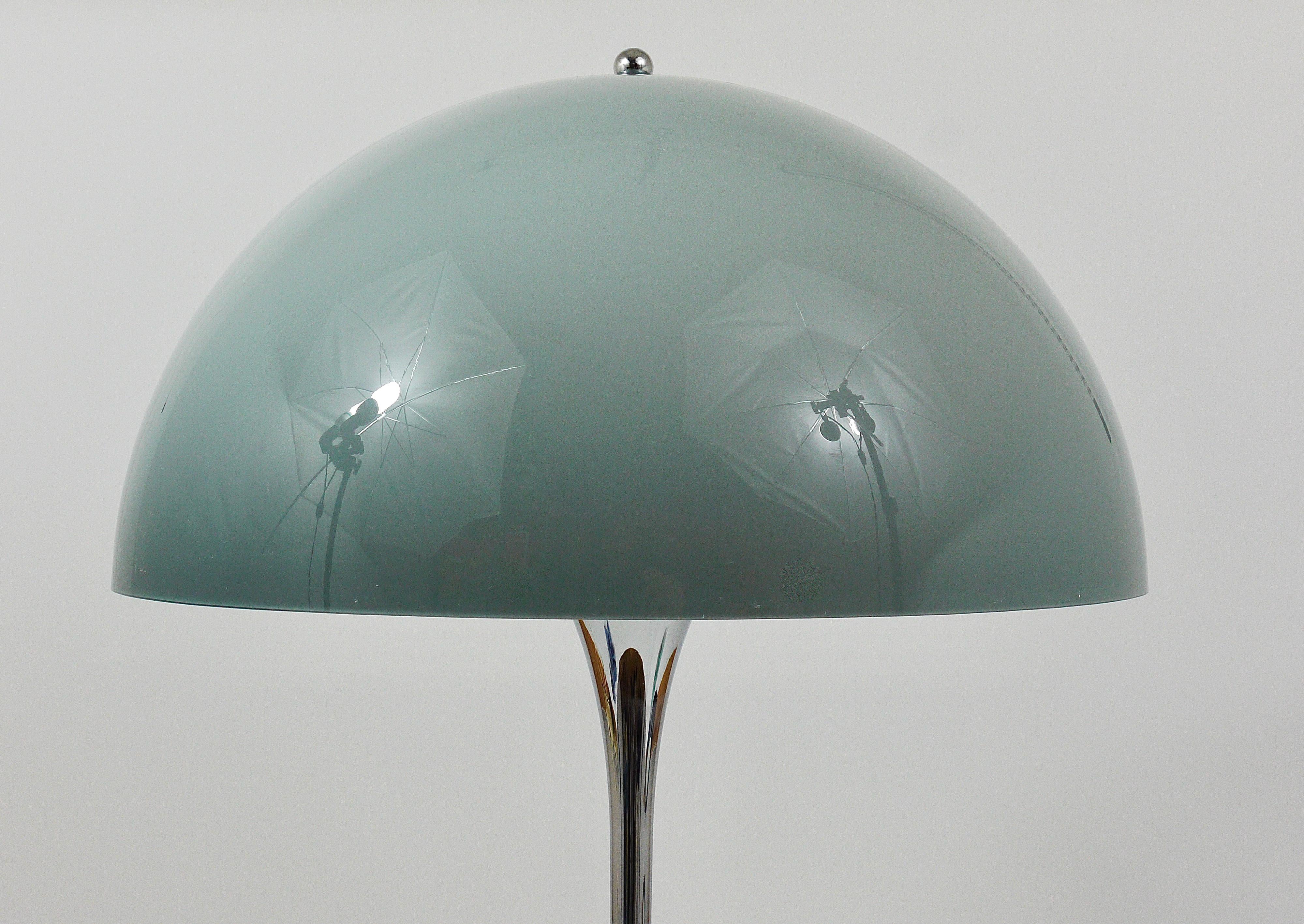 Seltene Verner Panton Tischlampe mit Chromsockel und grauem Schirm Panthella (20. Jahrhundert) im Angebot