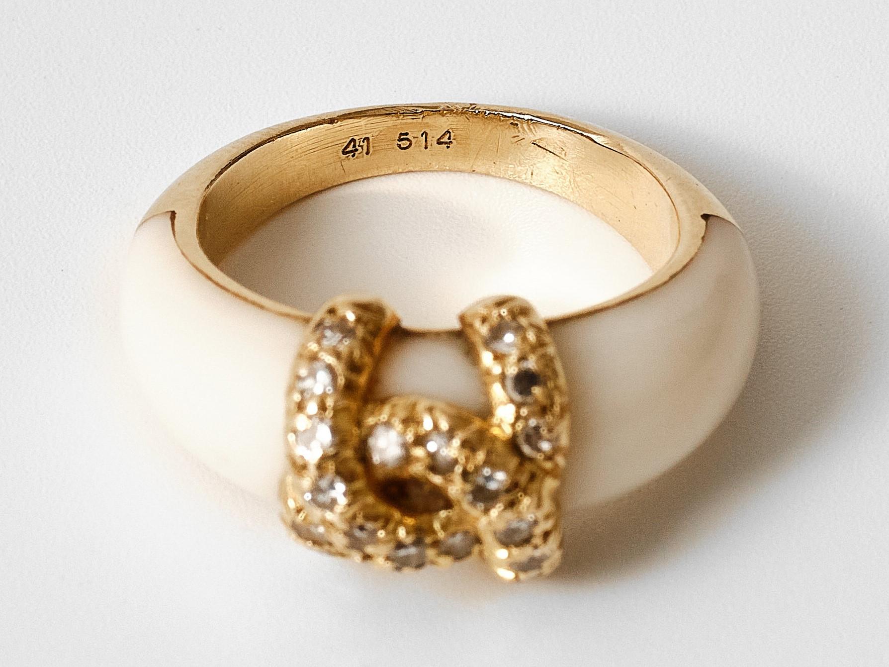 Ein seltener klassischer 1970er Cartier Double C Ring aus weißer Koralle. im Zustand „Gut“ im Angebot in Malmö, SE