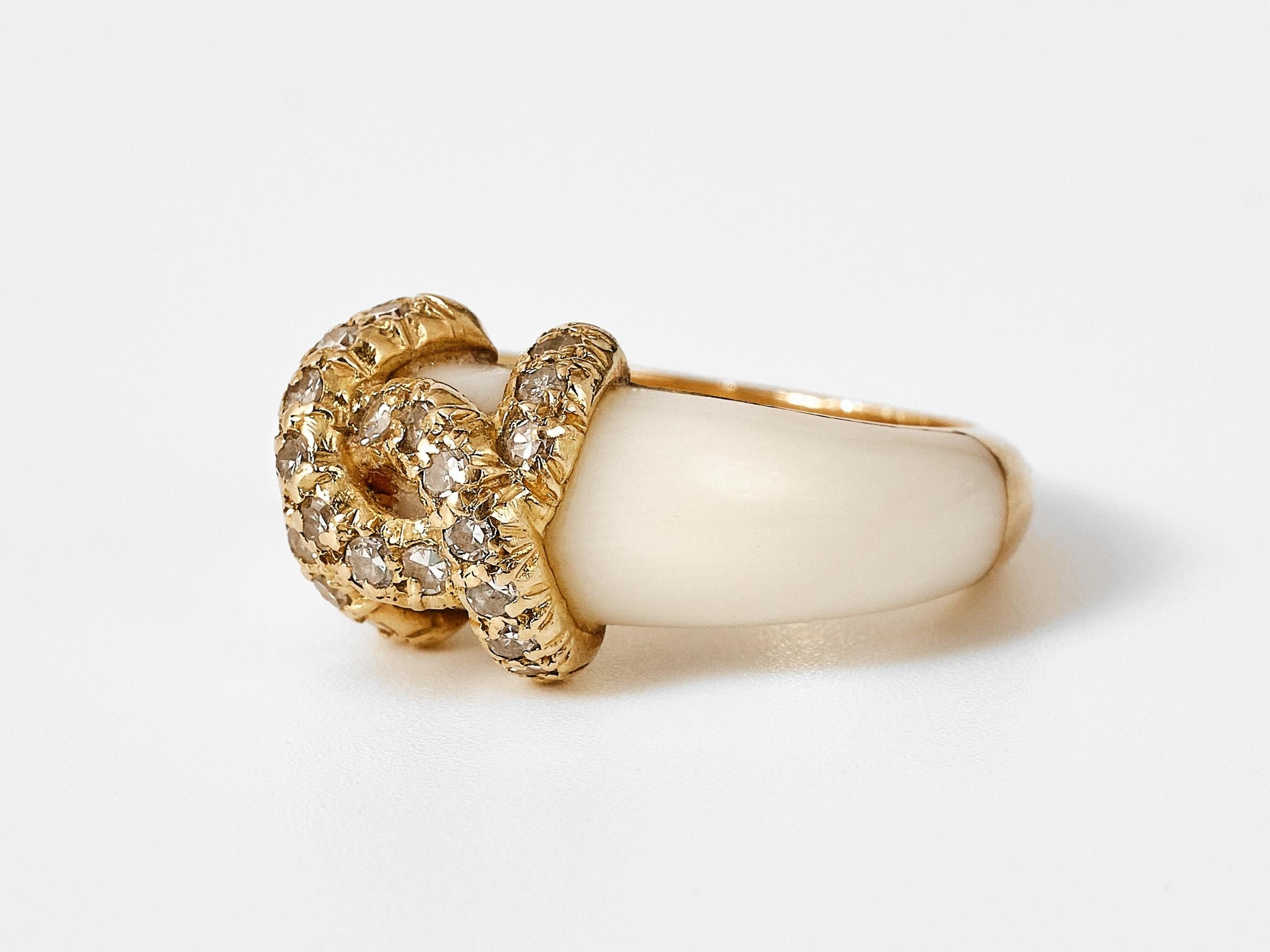Ein seltener klassischer 1970er Cartier Double C Ring aus weißer Koralle. im Angebot 2