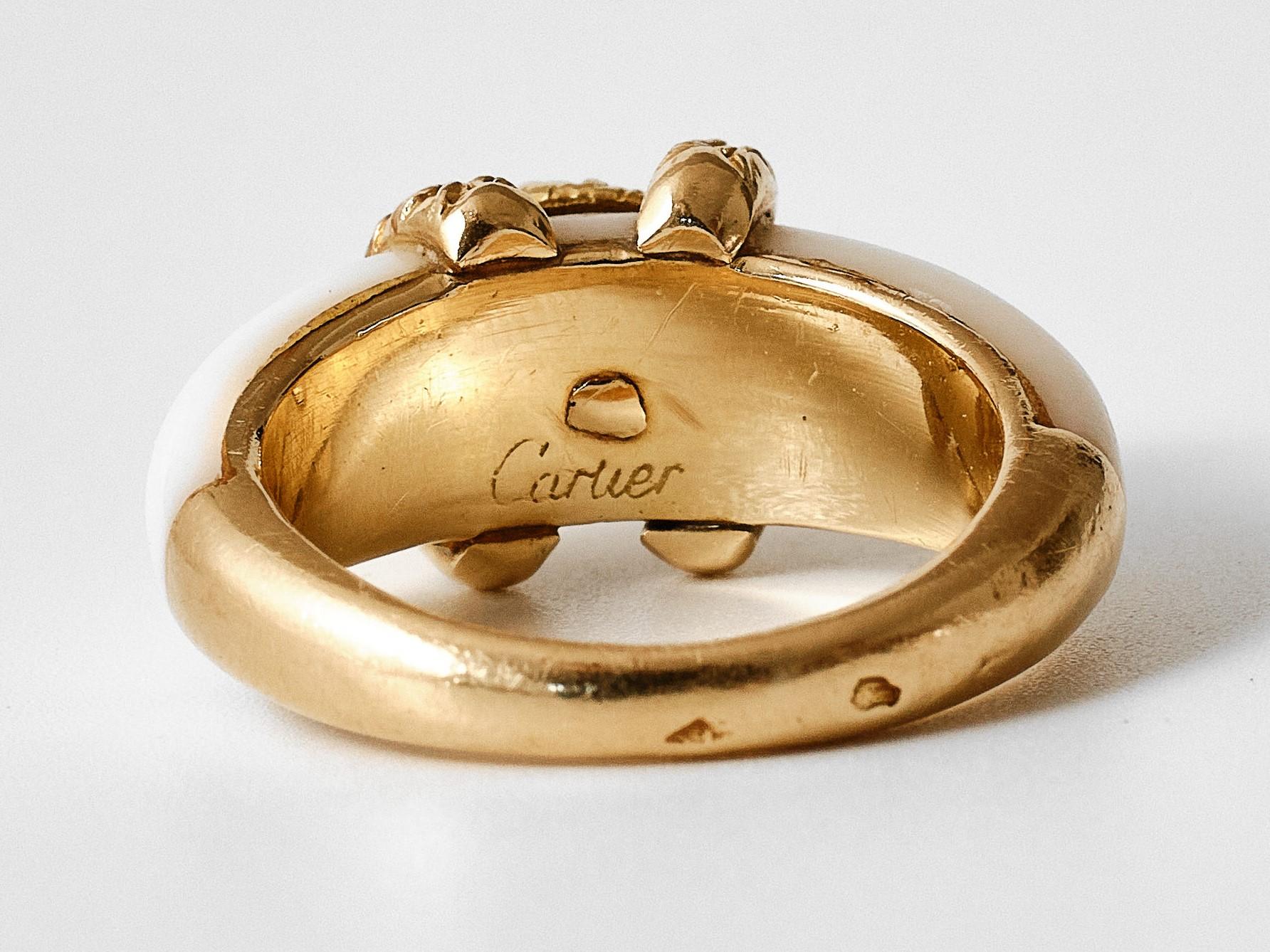 Ein seltener klassischer 1970er Cartier Double C Ring aus weißer Koralle. im Angebot 4