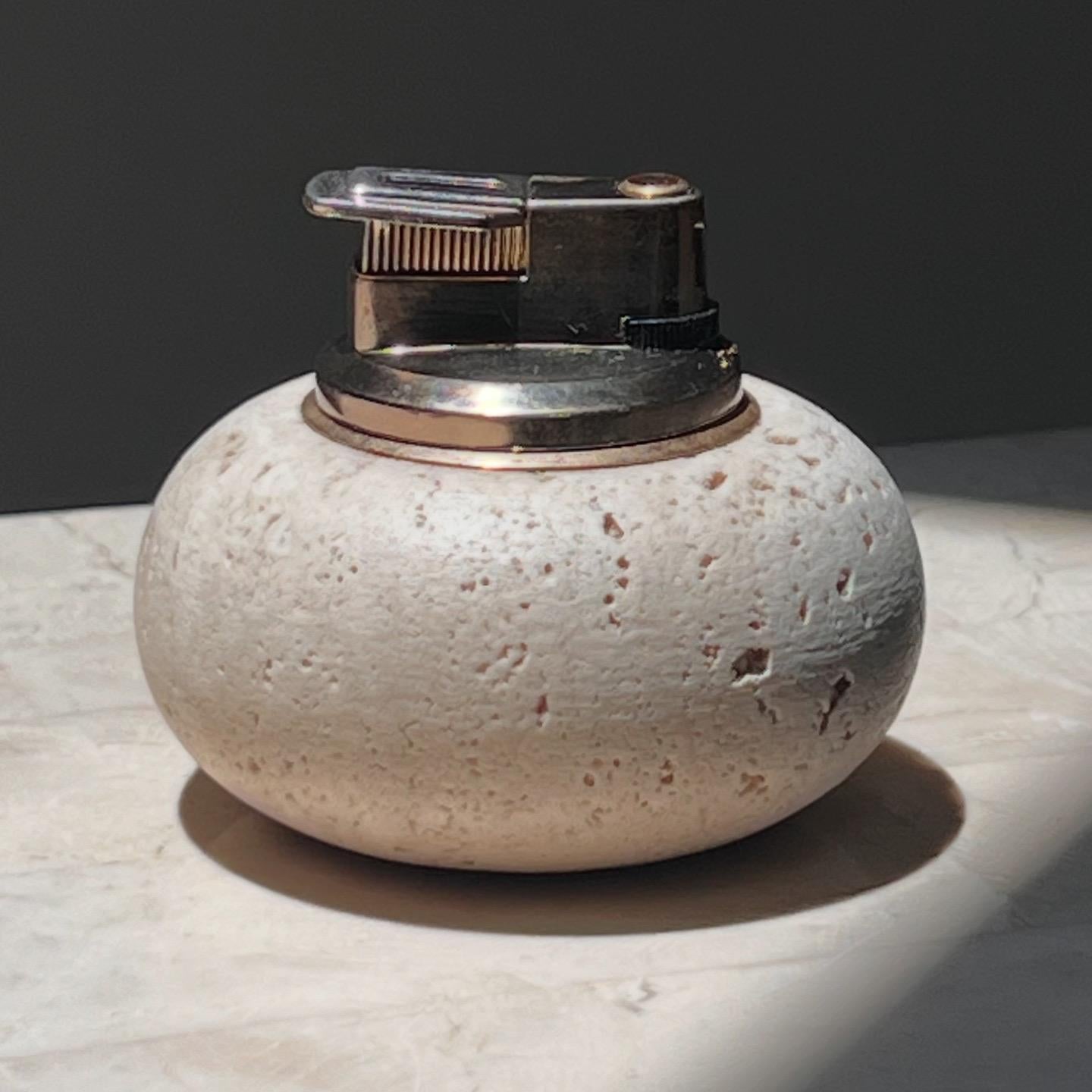 Un rarissimo accendino d'epoca in travertino italiano a forma di bulbo, attribuito a Cerri Nestore, circa 1970. In ottime condizioni, ma necessita di un liquido per accendini.  Scolpito a mano in Italia. 