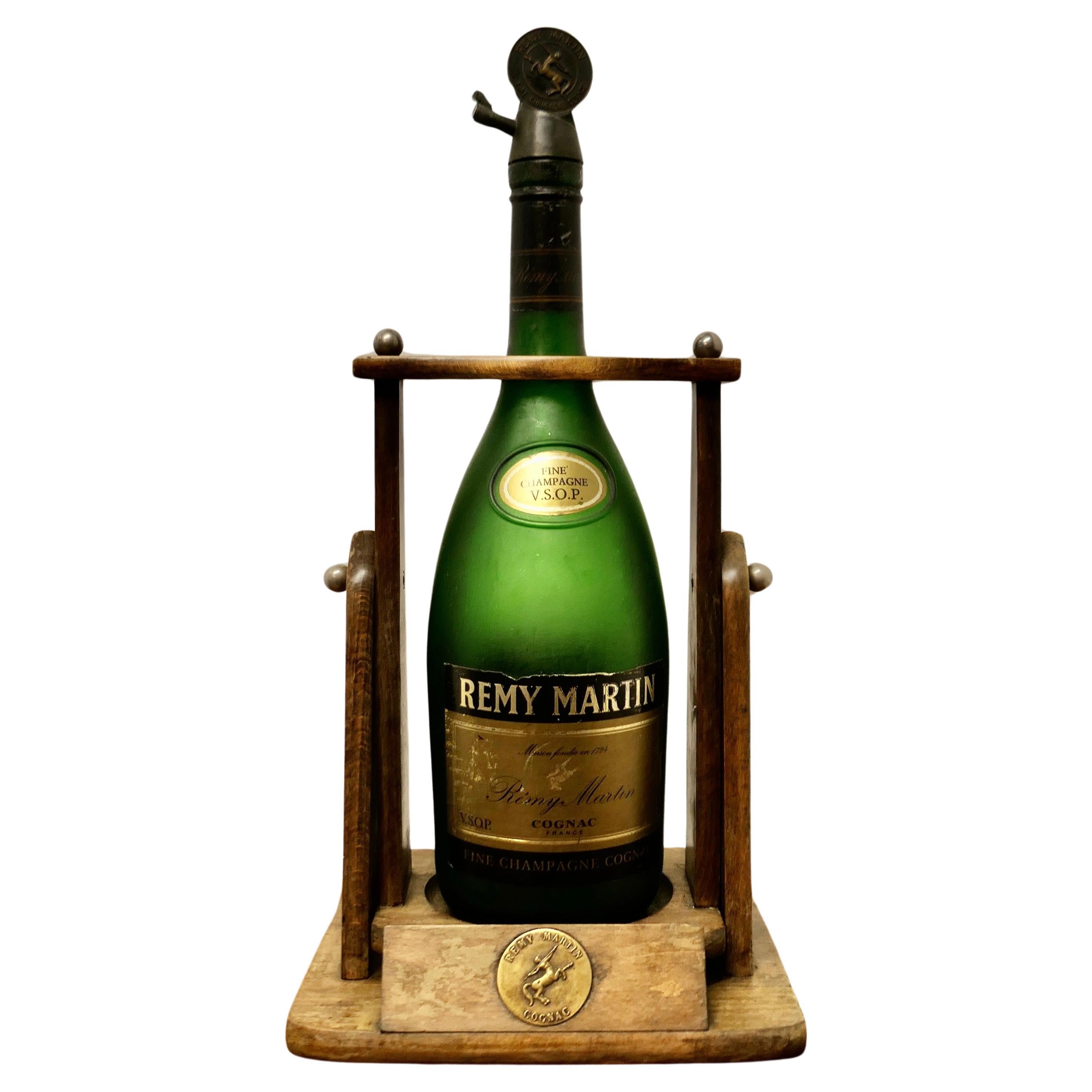Rare bouteille vintage de 3 litres de Remy Martin avec son stand d'origine. en vente