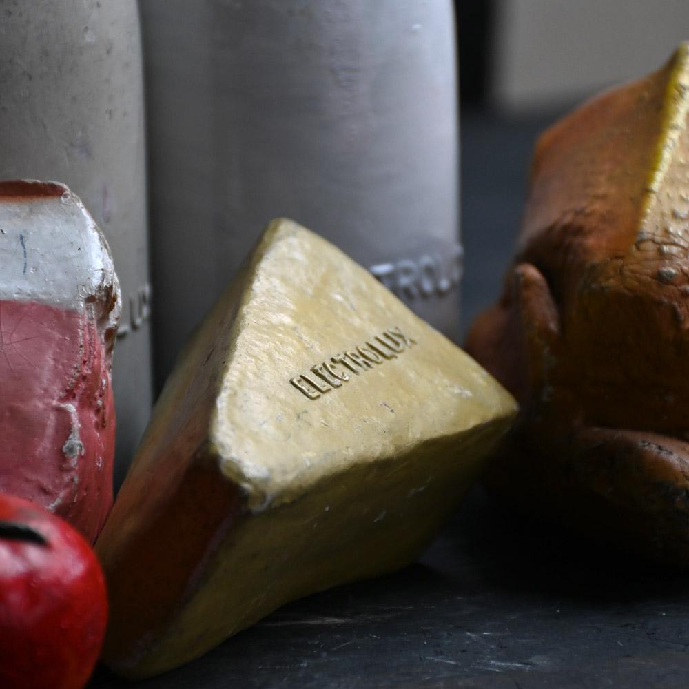 Fatto a mano Un raro set d'epoca di oggetti da esposizione per cucina Electrolux in vendita