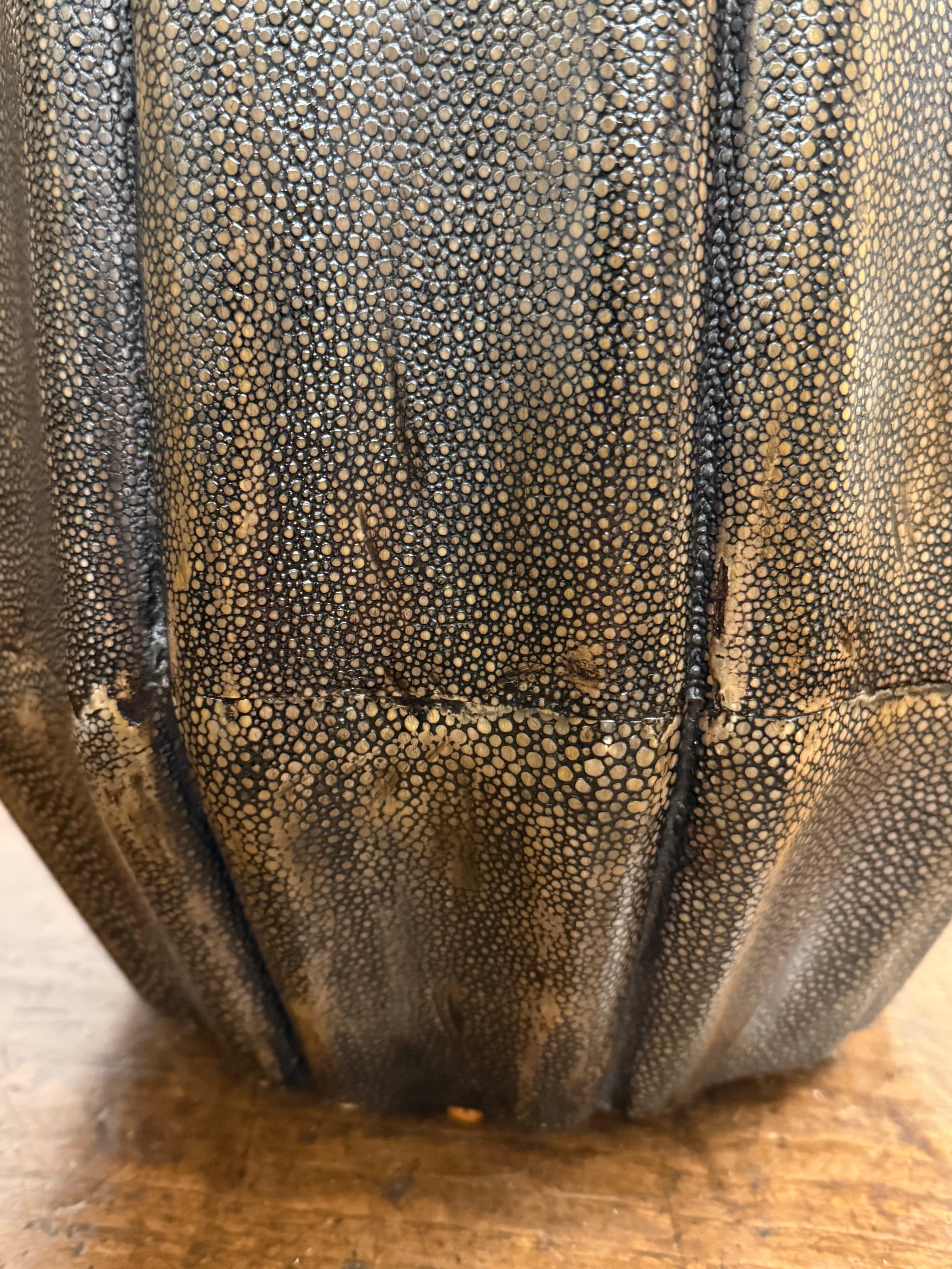 Un raro sgabello vintage in zigrino, 20° secolo in vendita 5