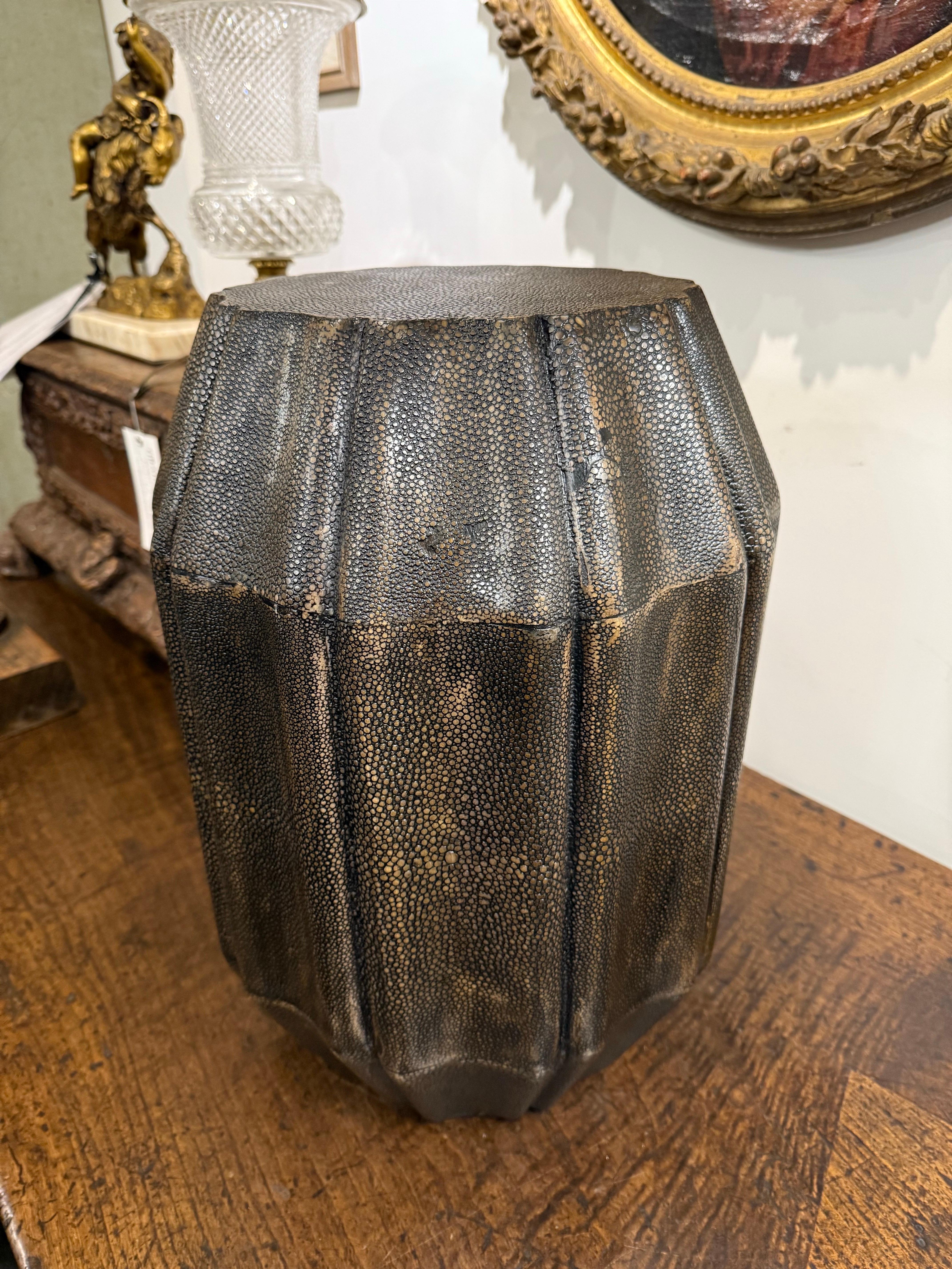 Un raro sgabello vintage in zigrino, 20° secolo in vendita 5