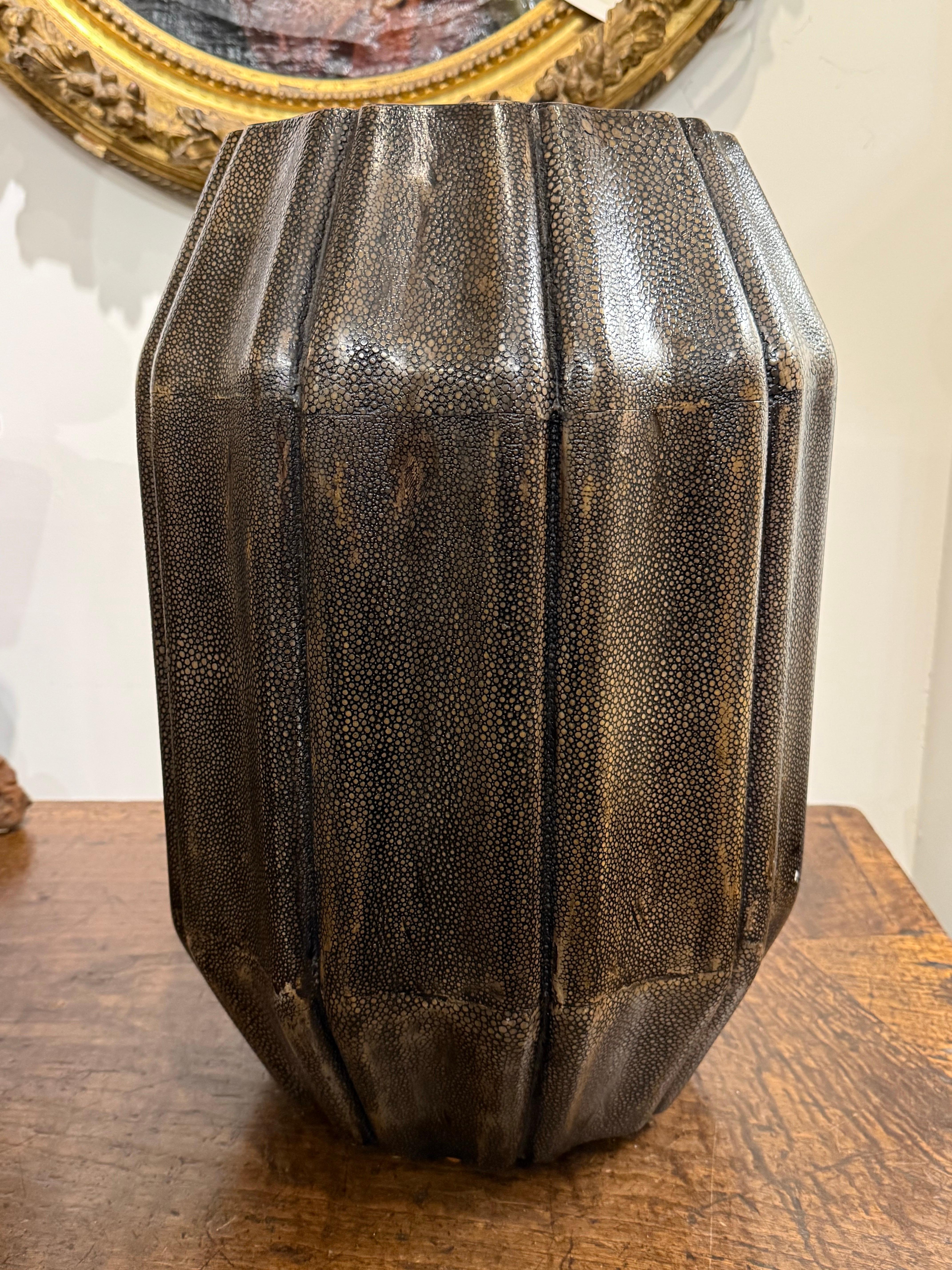 Un raro sgabello vintage in zigrino, 20° secolo in vendita 6