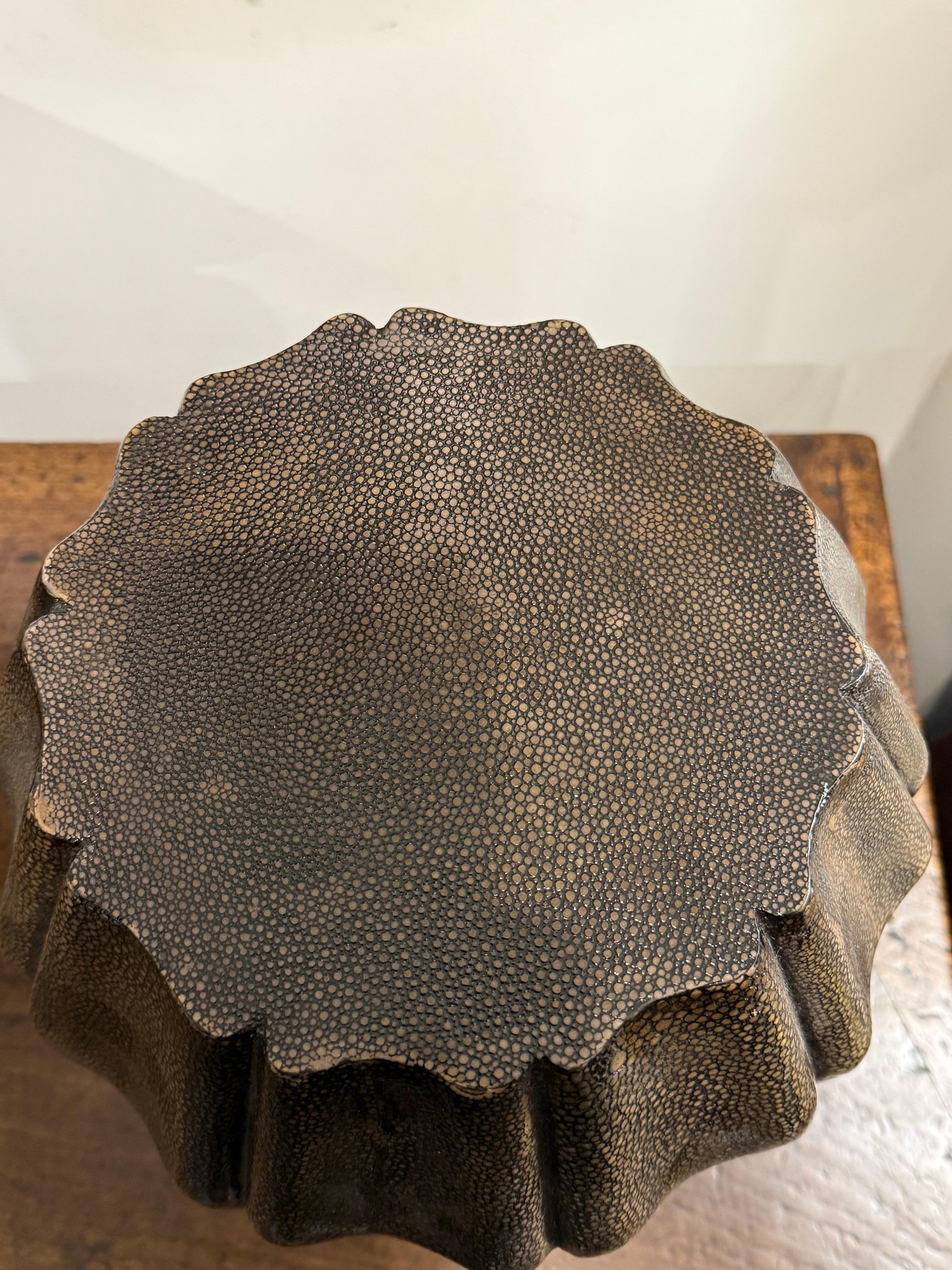 Un raro sgabello vintage in zigrino, 20° secolo in vendita 7