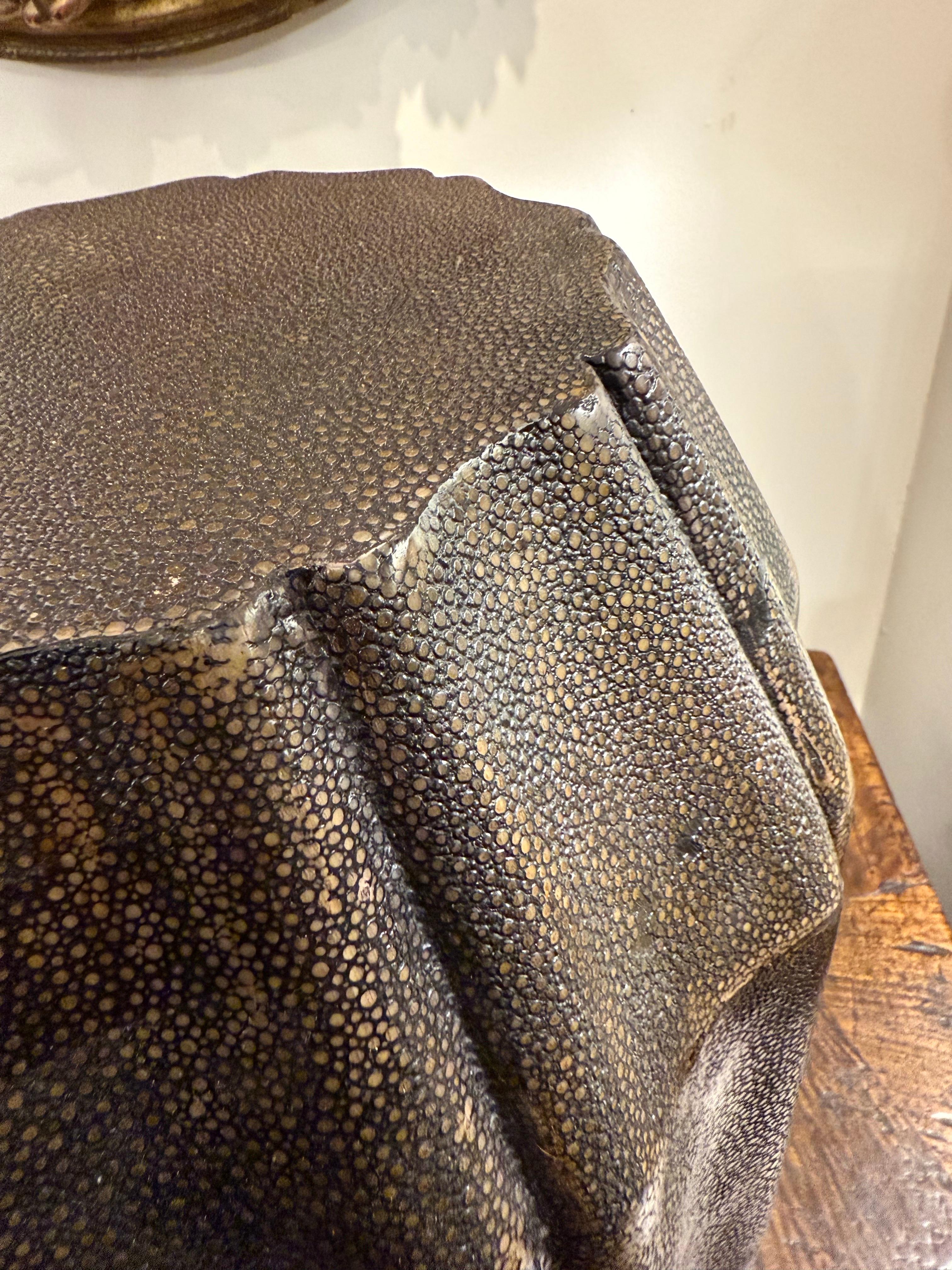 Un raro sgabello vintage in zigrino, 20° secolo in vendita 7