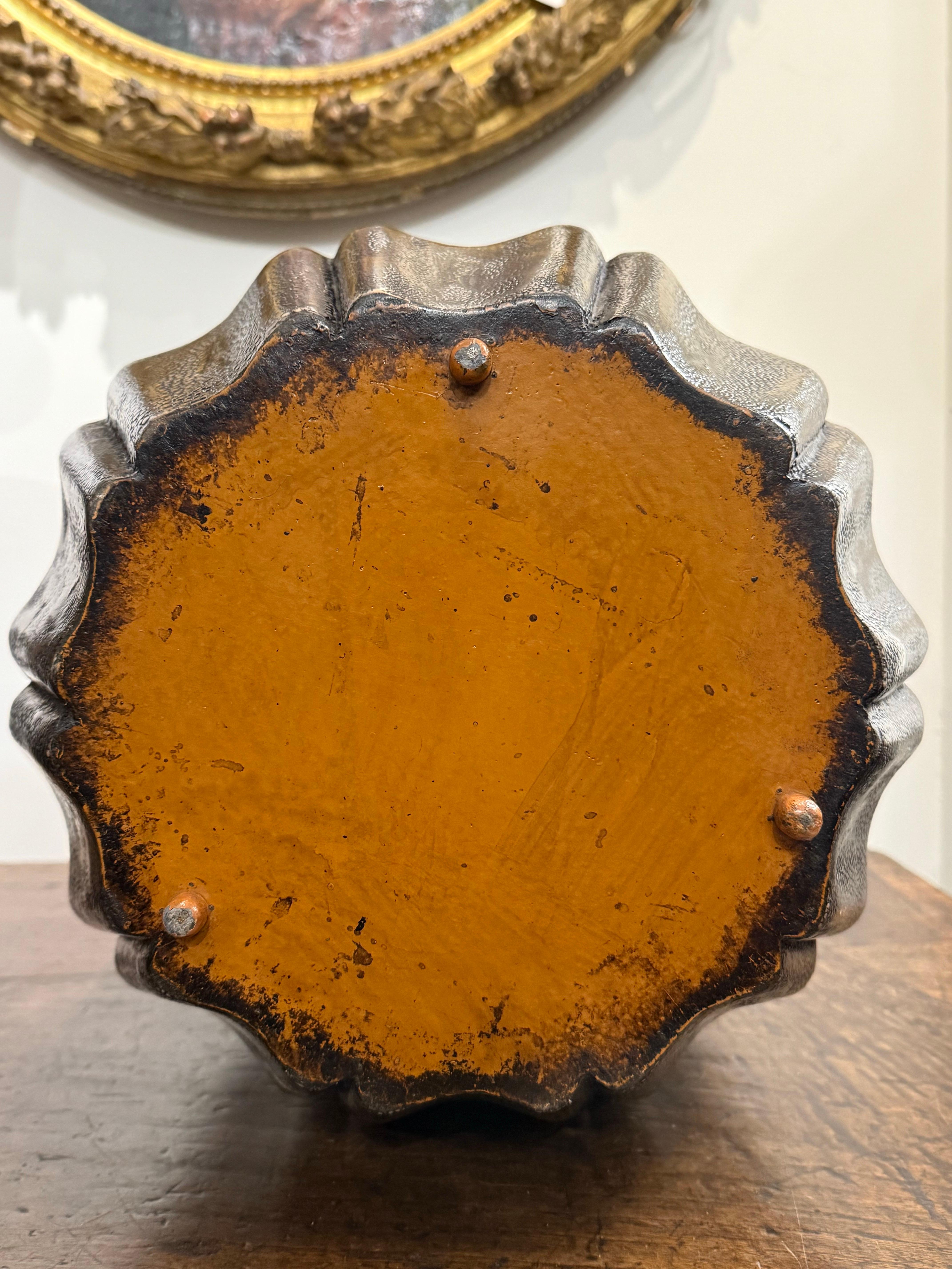 Un raro sgabello vintage in zigrino, 20° secolo

Provenienza: Collezione privata australiana.

Dimensioni:
Altezza: 47,5 cm.
Diametro: 32 cm.