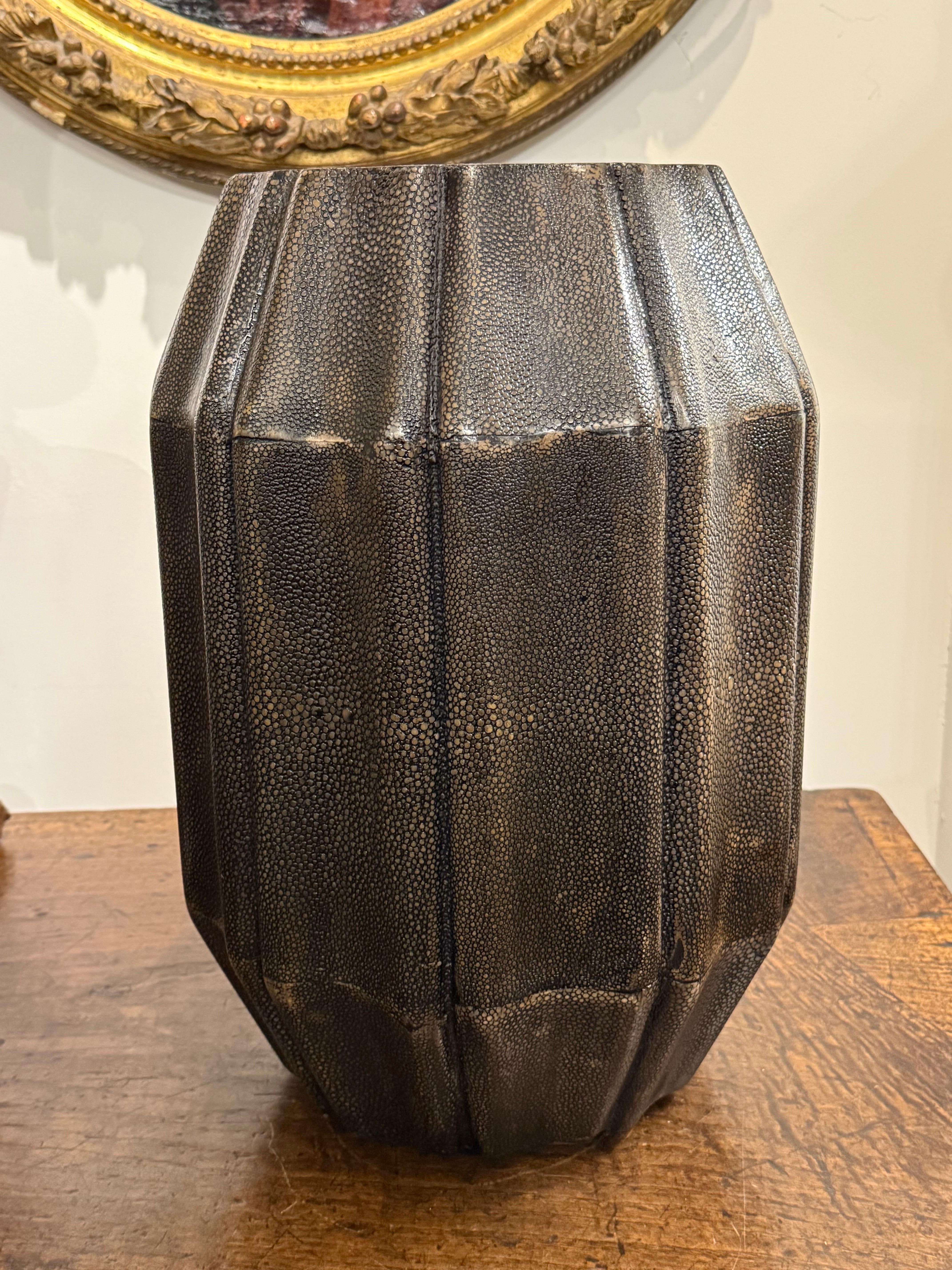 Un raro sgabello vintage in zigrino, 20° secolo

Provenienza: Collezione privata australiana.

Dimensioni:
Altezza: 47,5 cm.
Diametro: 32 cm.