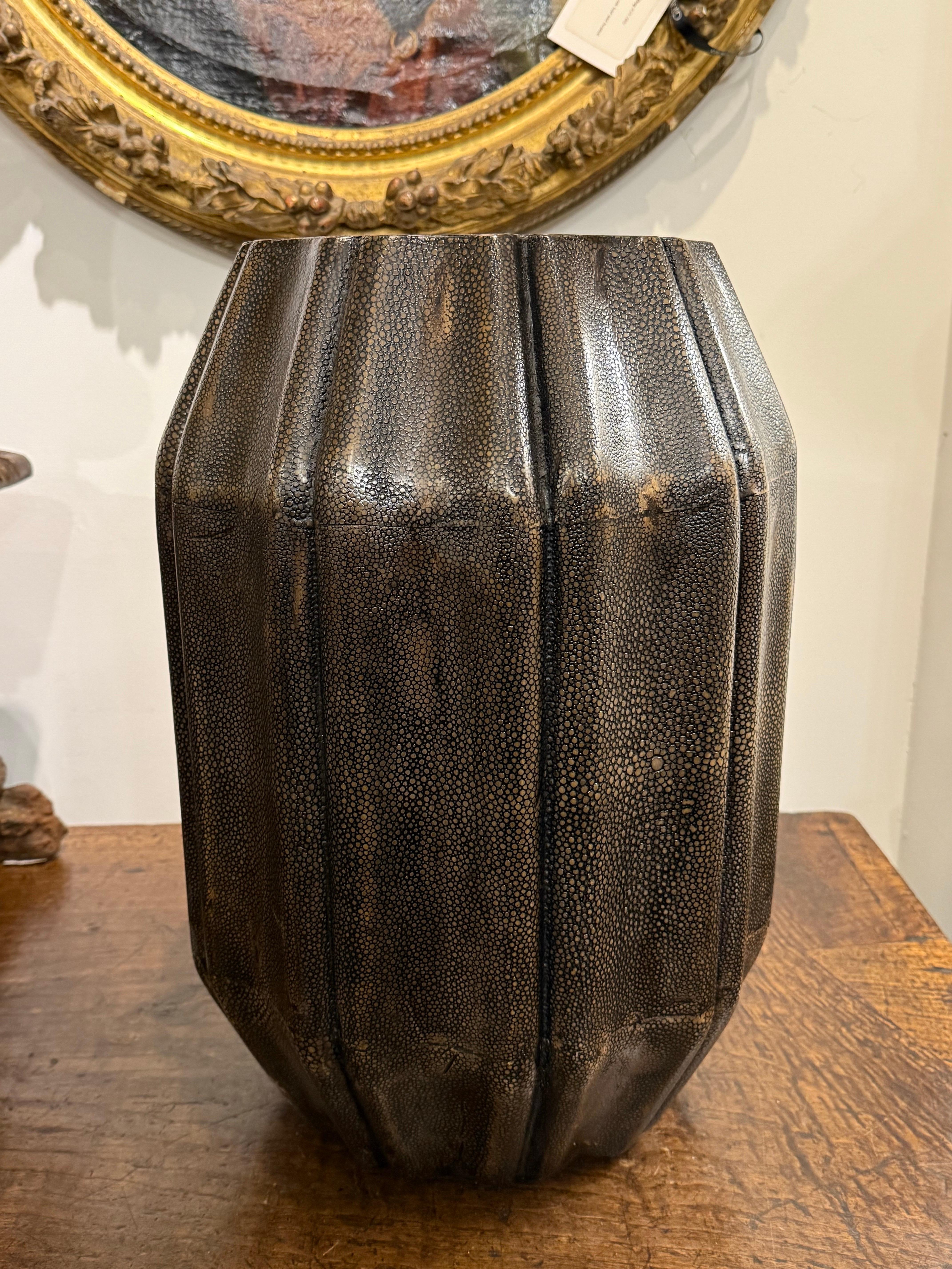 XX secolo Un raro sgabello vintage in zigrino, 20° secolo in vendita