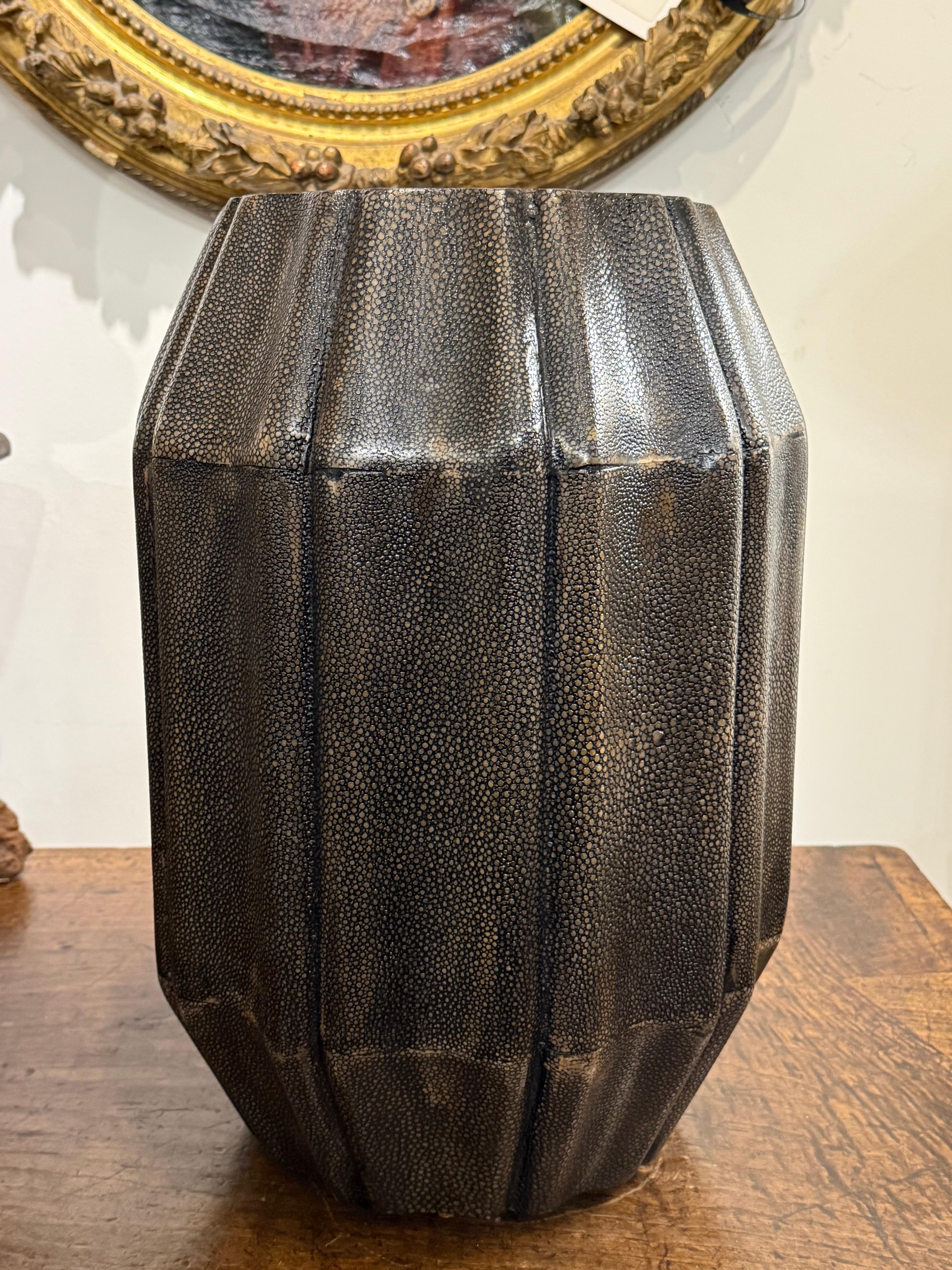 XX secolo Un raro sgabello vintage in zigrino, 20° secolo in vendita