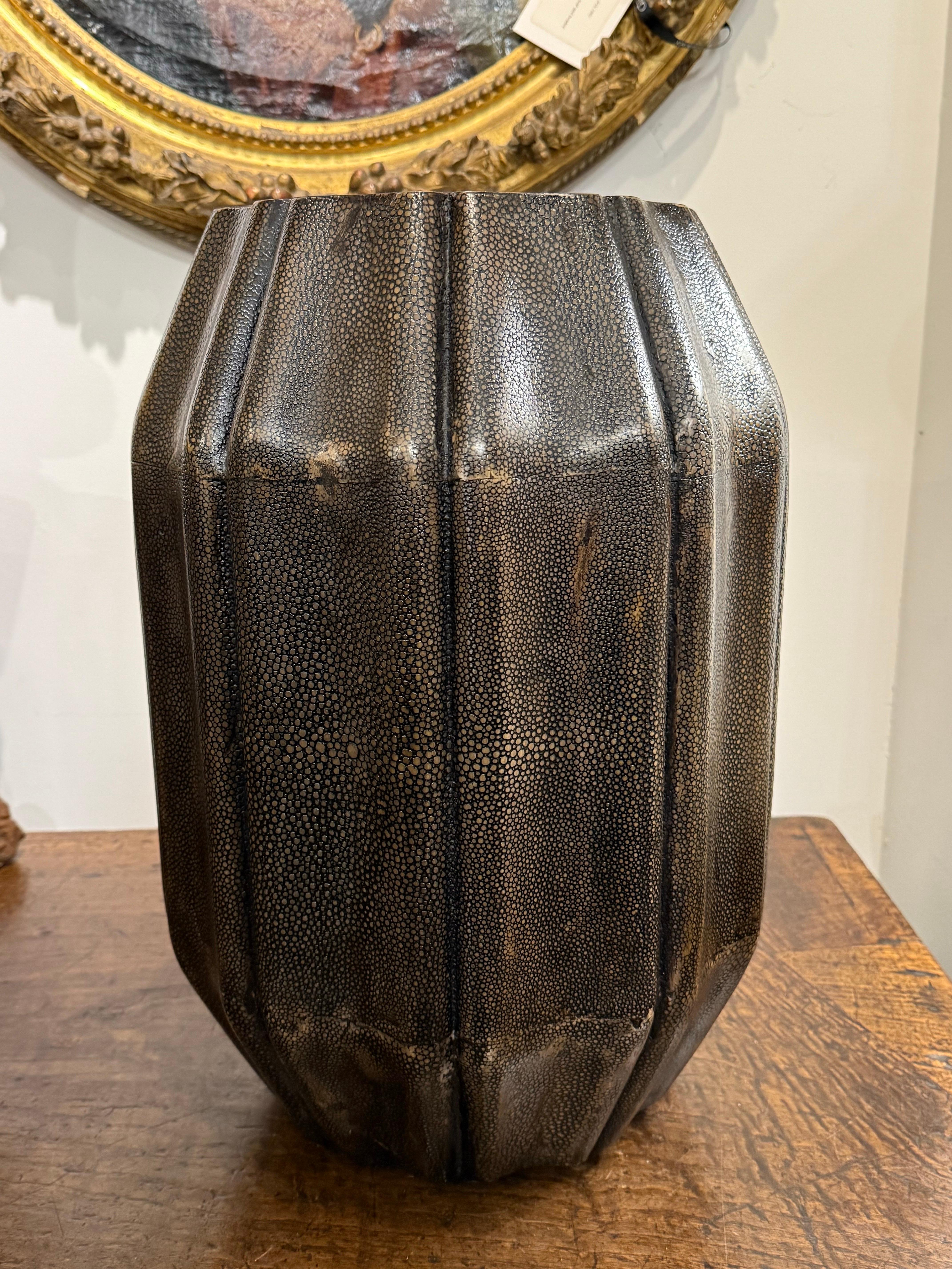 Legno Un raro sgabello vintage in zigrino, 20° secolo in vendita