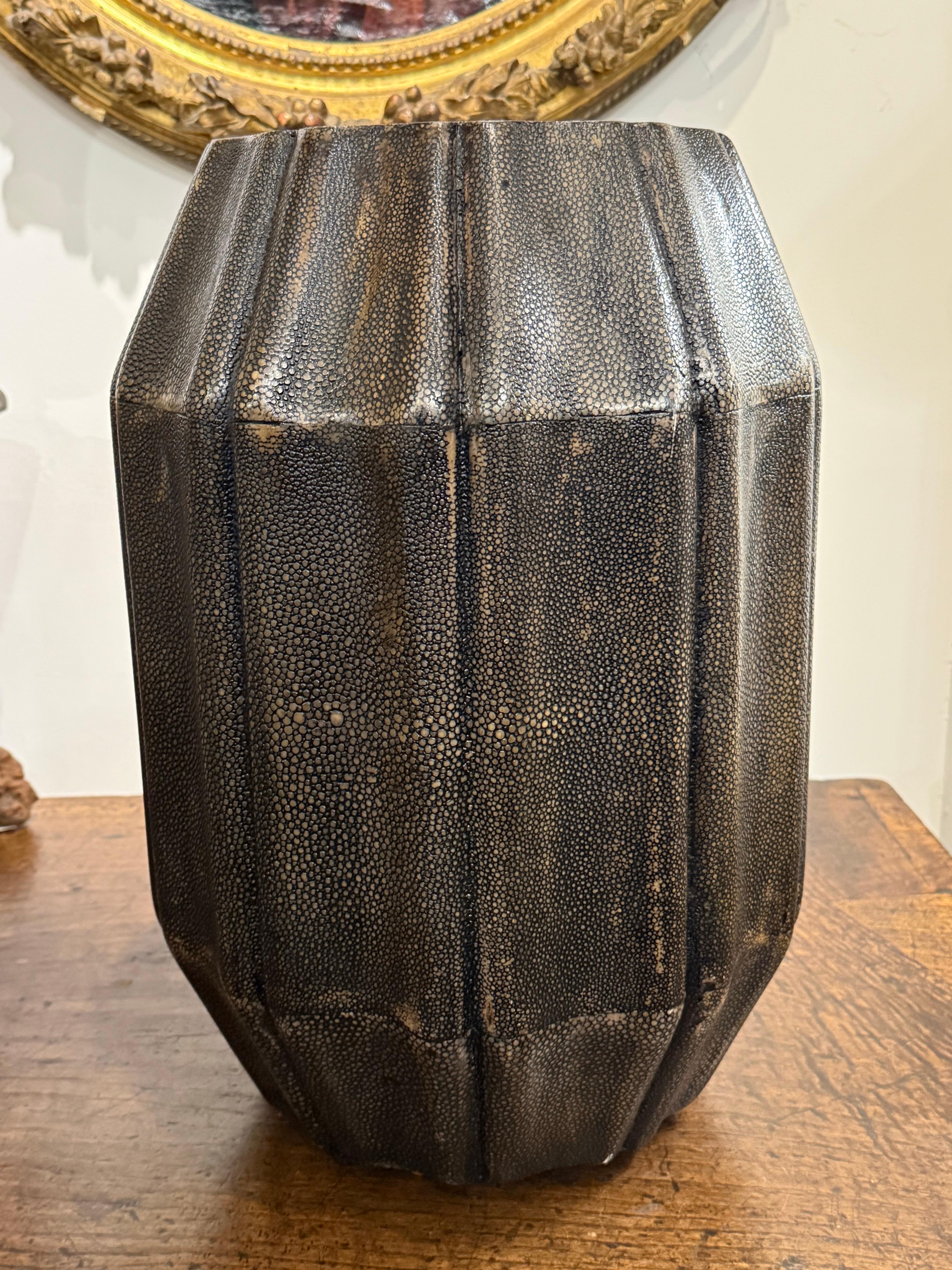 Legno Un raro sgabello vintage in zigrino, 20° secolo in vendita