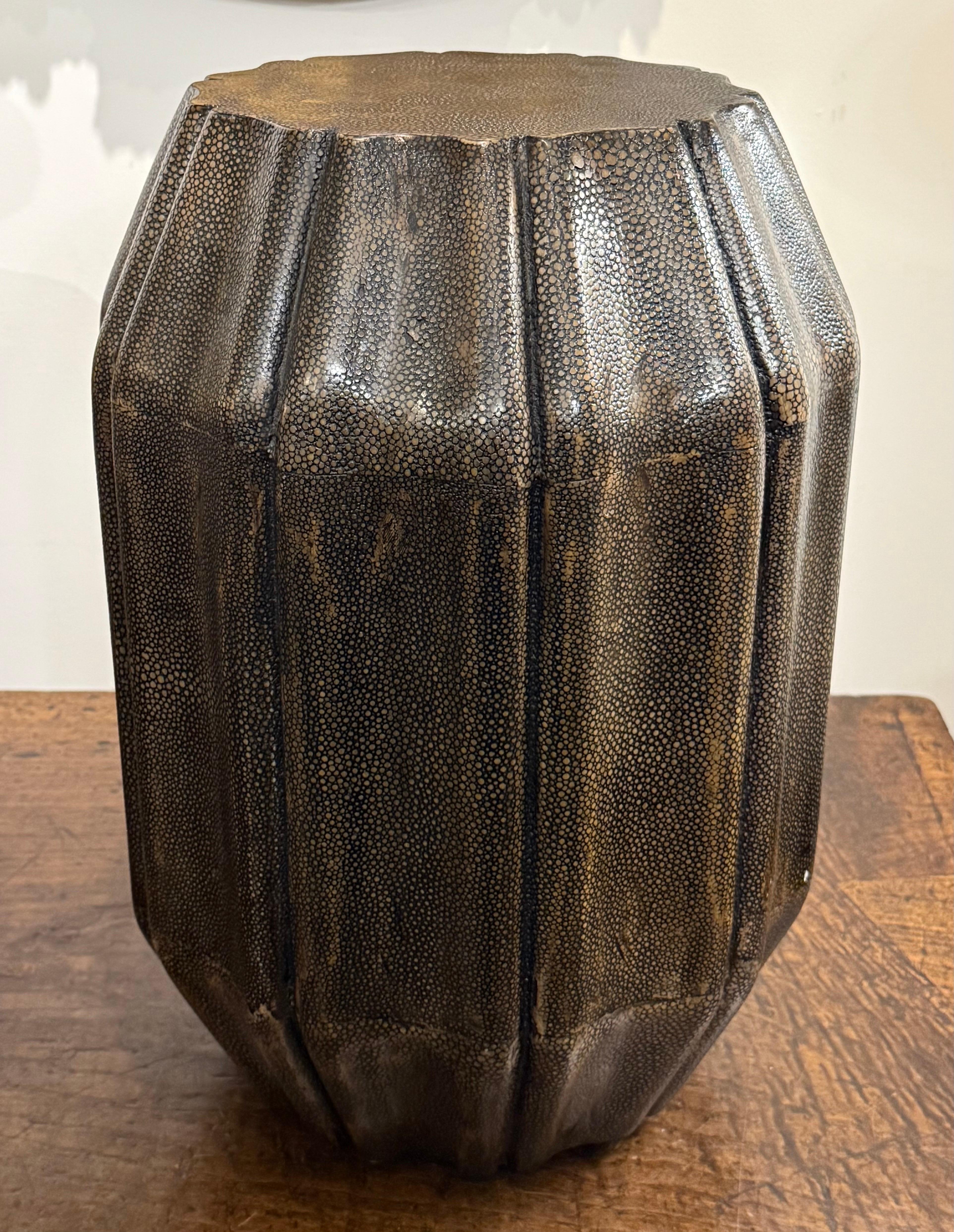 Un raro sgabello vintage in zigrino, 20° secolo in vendita 1