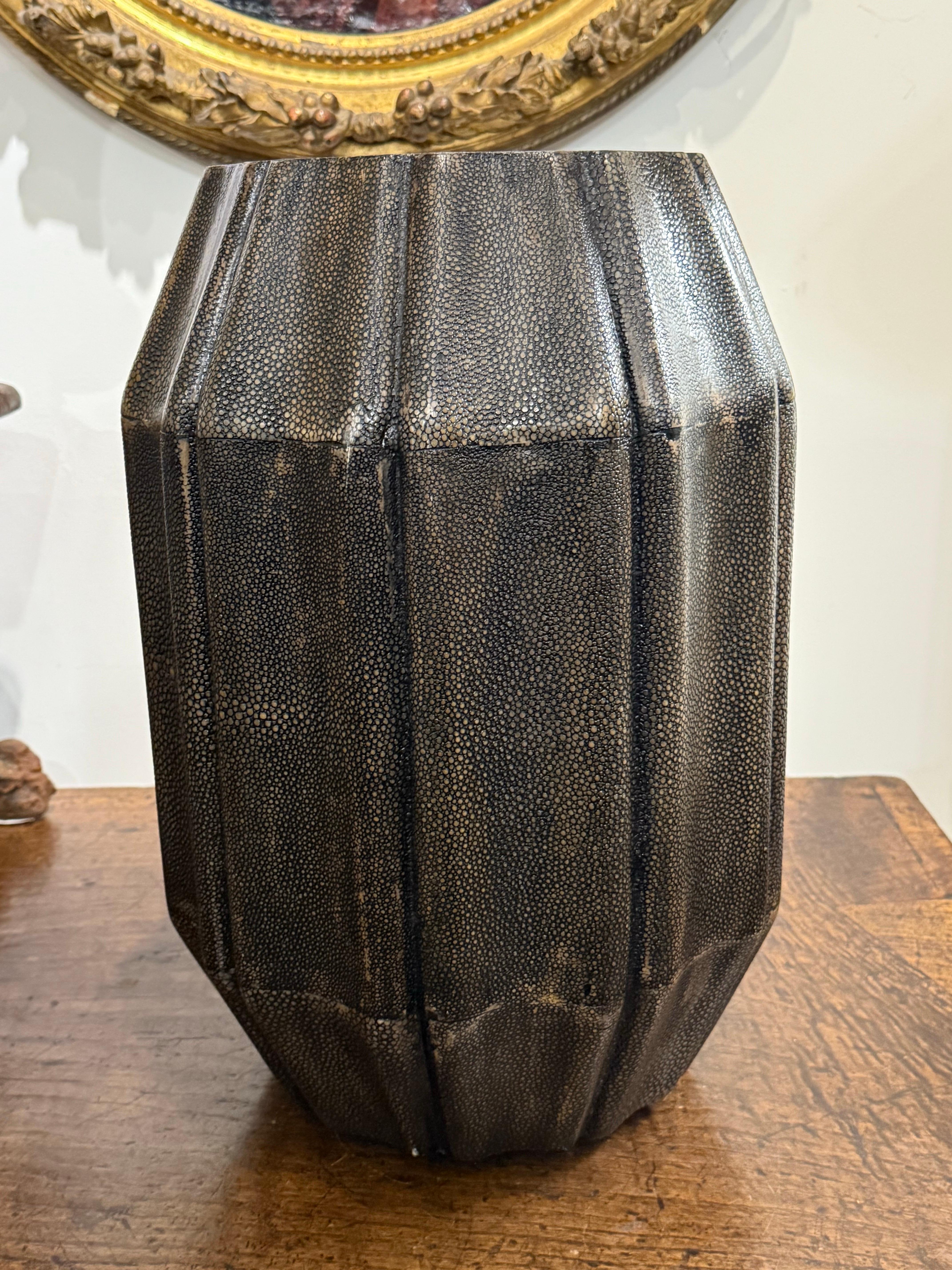 Un raro sgabello vintage in zigrino, 20° secolo in vendita 1