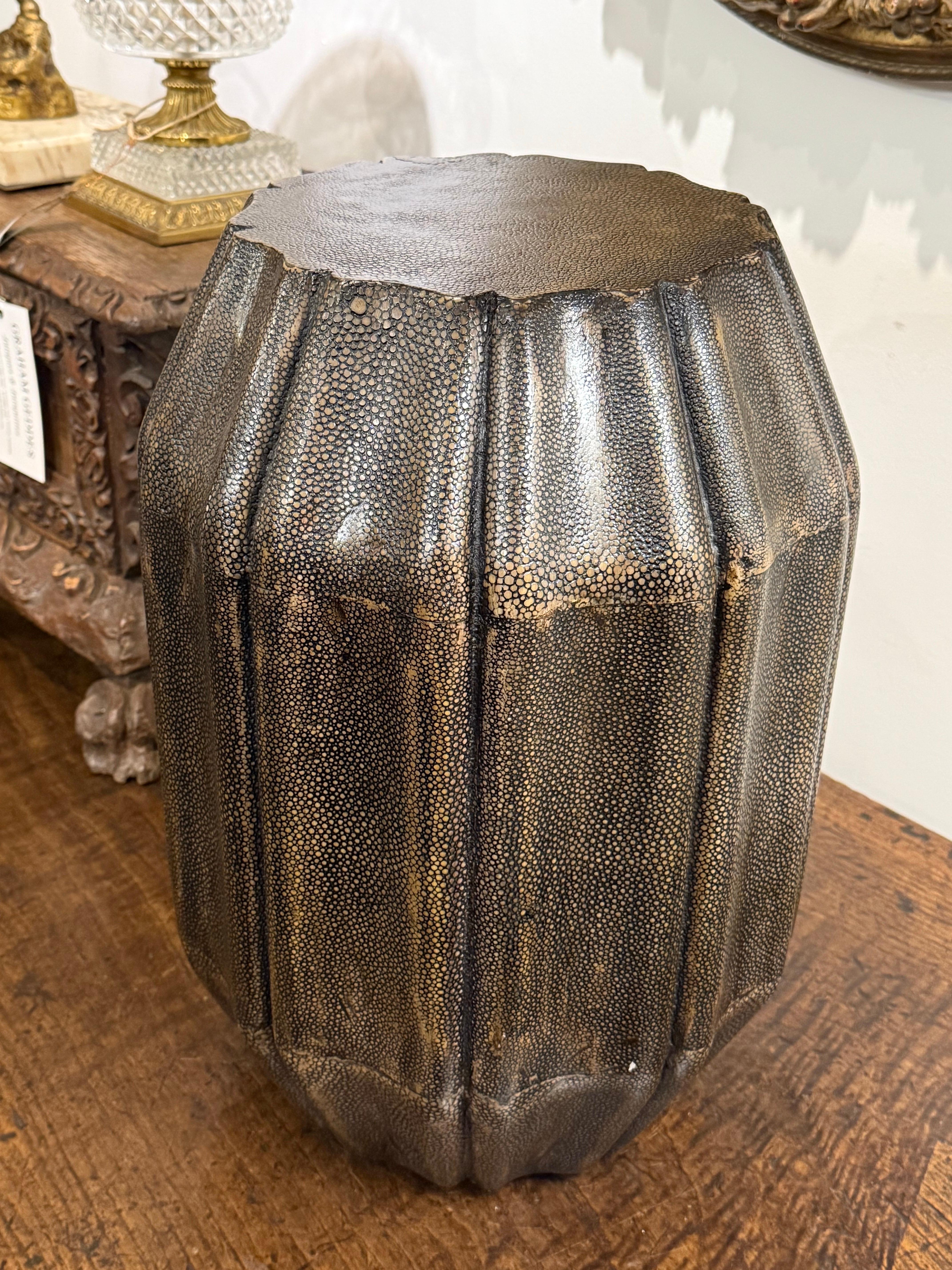 Un raro sgabello vintage in zigrino, 20° secolo in vendita 2