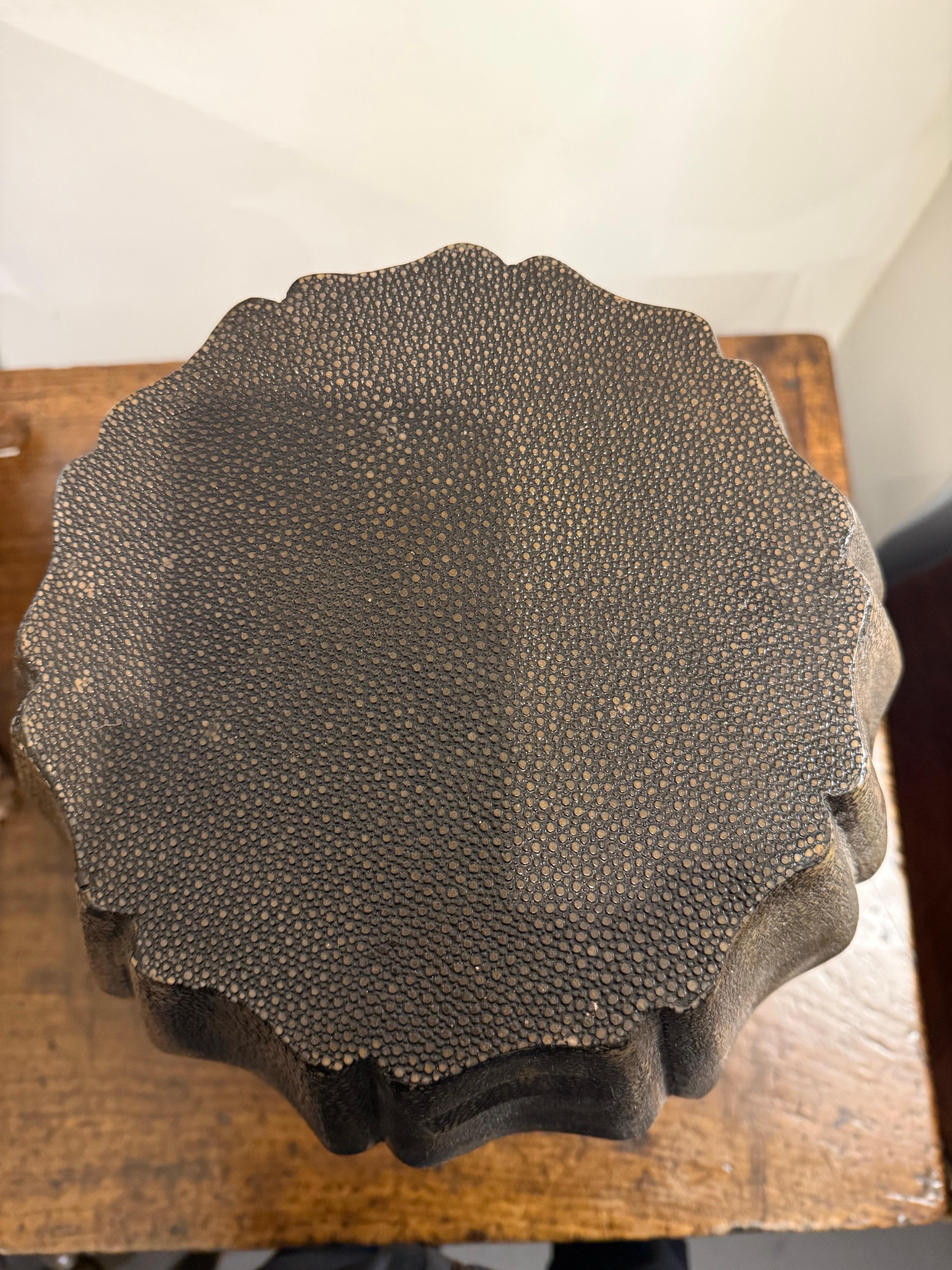 Un raro sgabello vintage in zigrino, 20° secolo in vendita 2