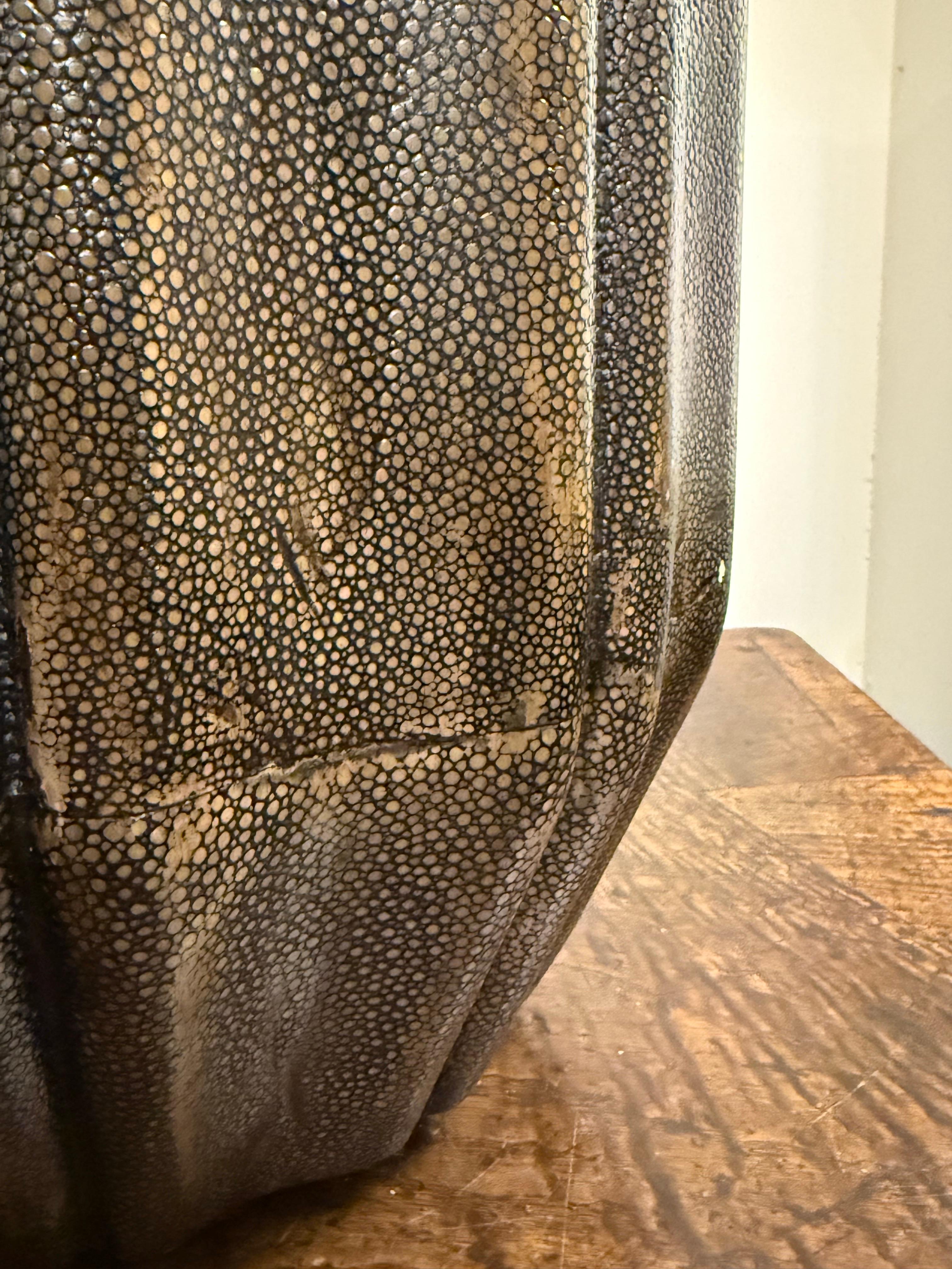 Un raro sgabello vintage in zigrino, 20° secolo in vendita 3