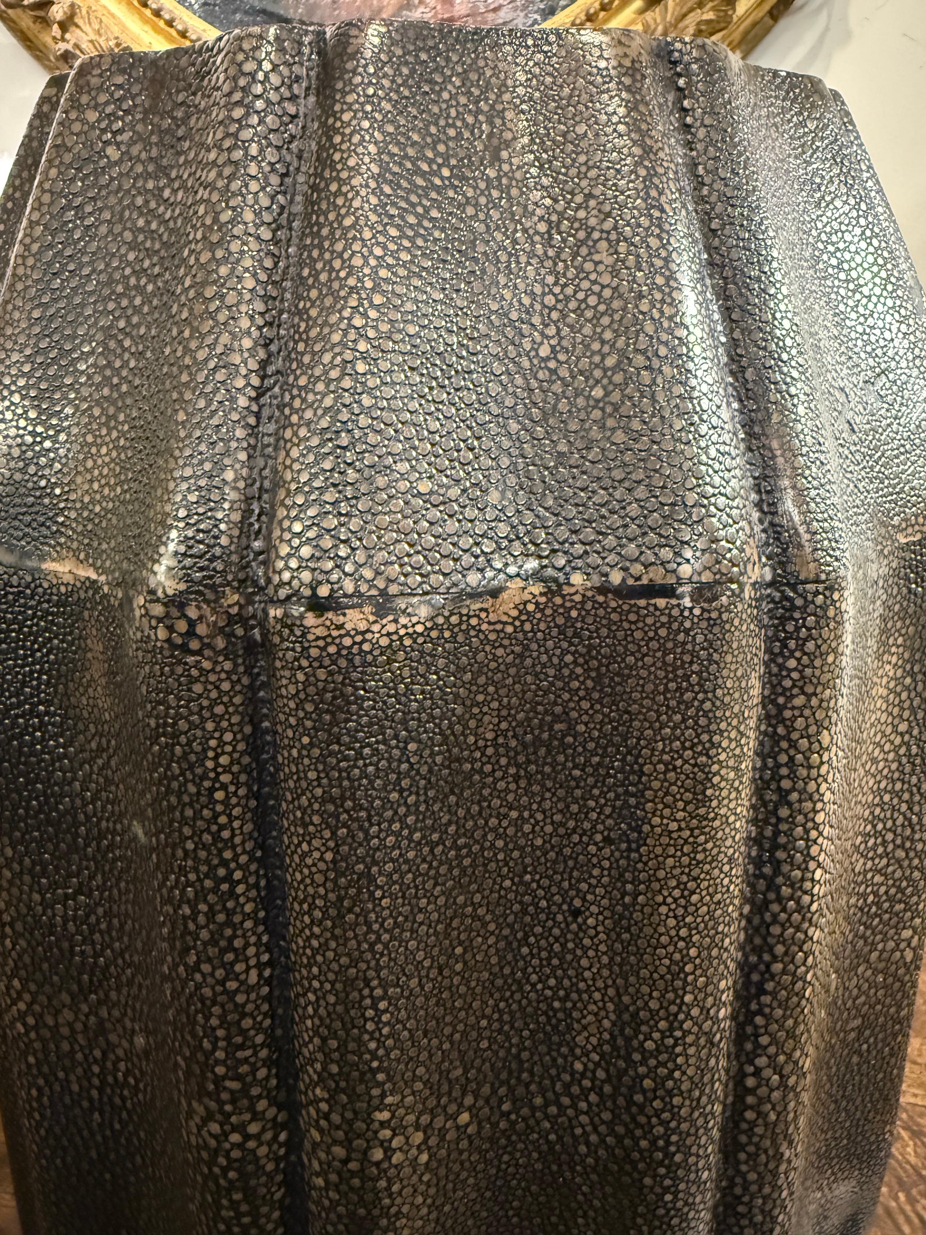 Un raro sgabello vintage in zigrino, 20° secolo in vendita 3