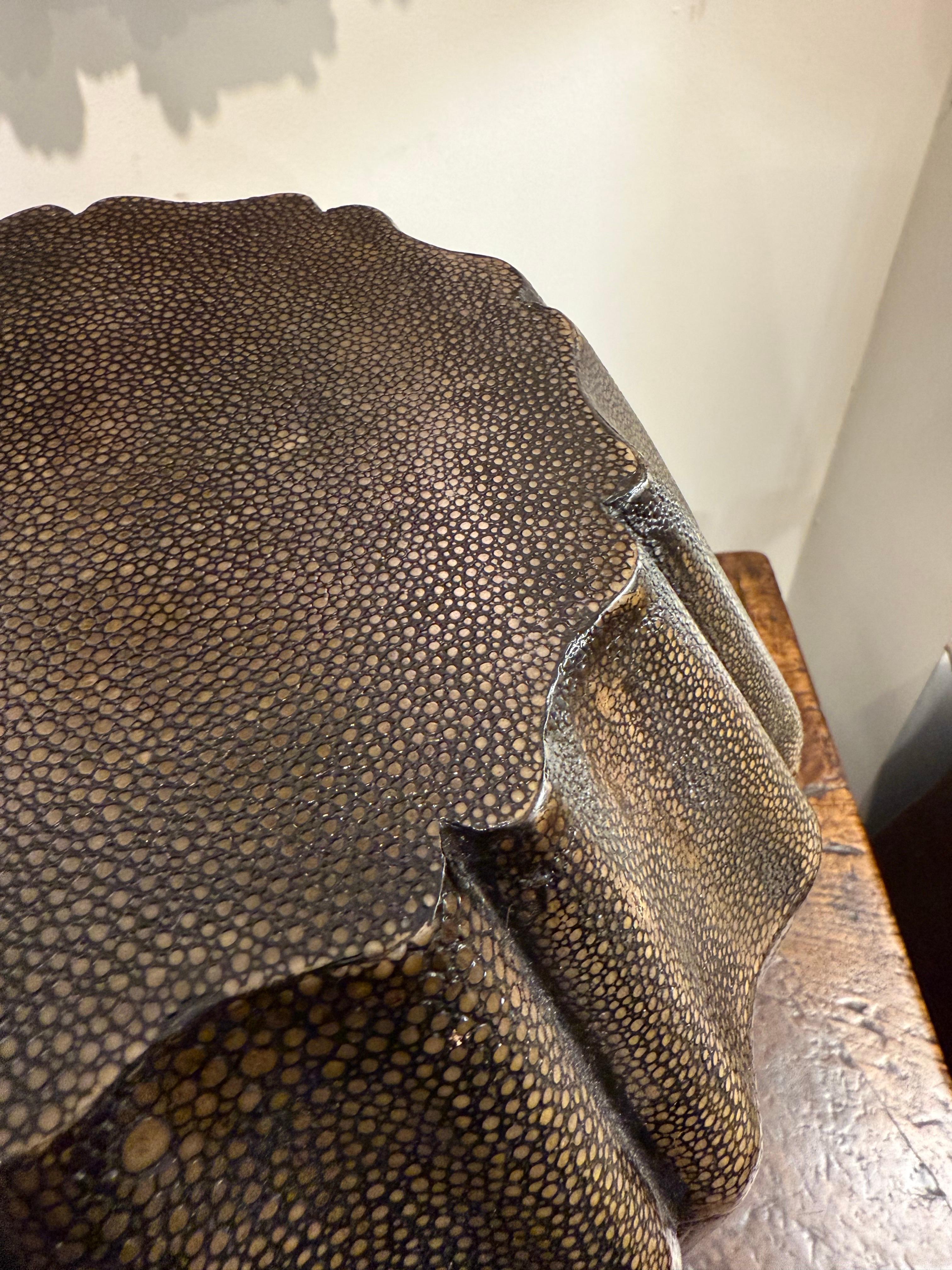 Un raro sgabello vintage in zigrino, 20° secolo in vendita 4