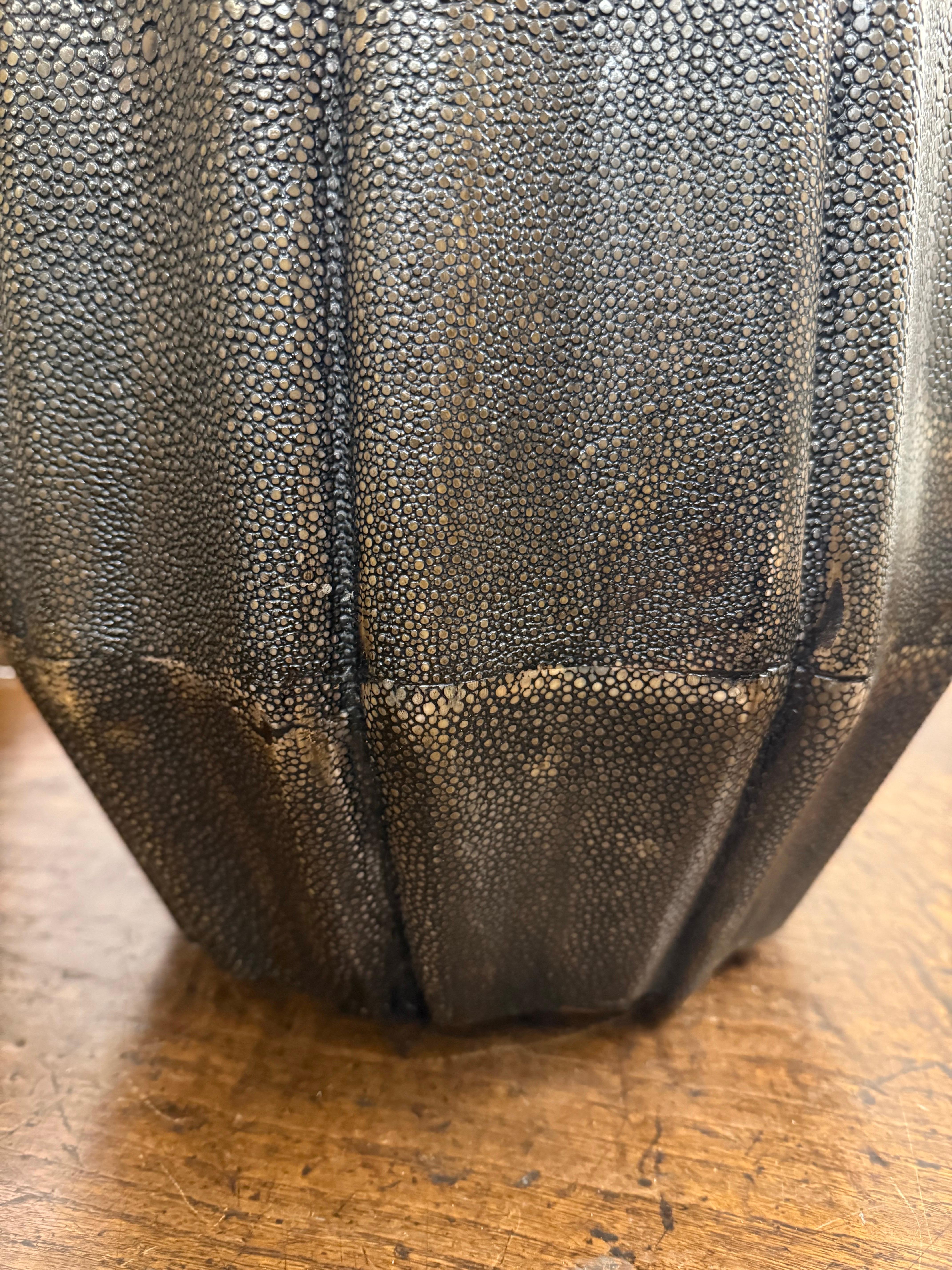 Un raro sgabello vintage in zigrino, 20° secolo in vendita 4