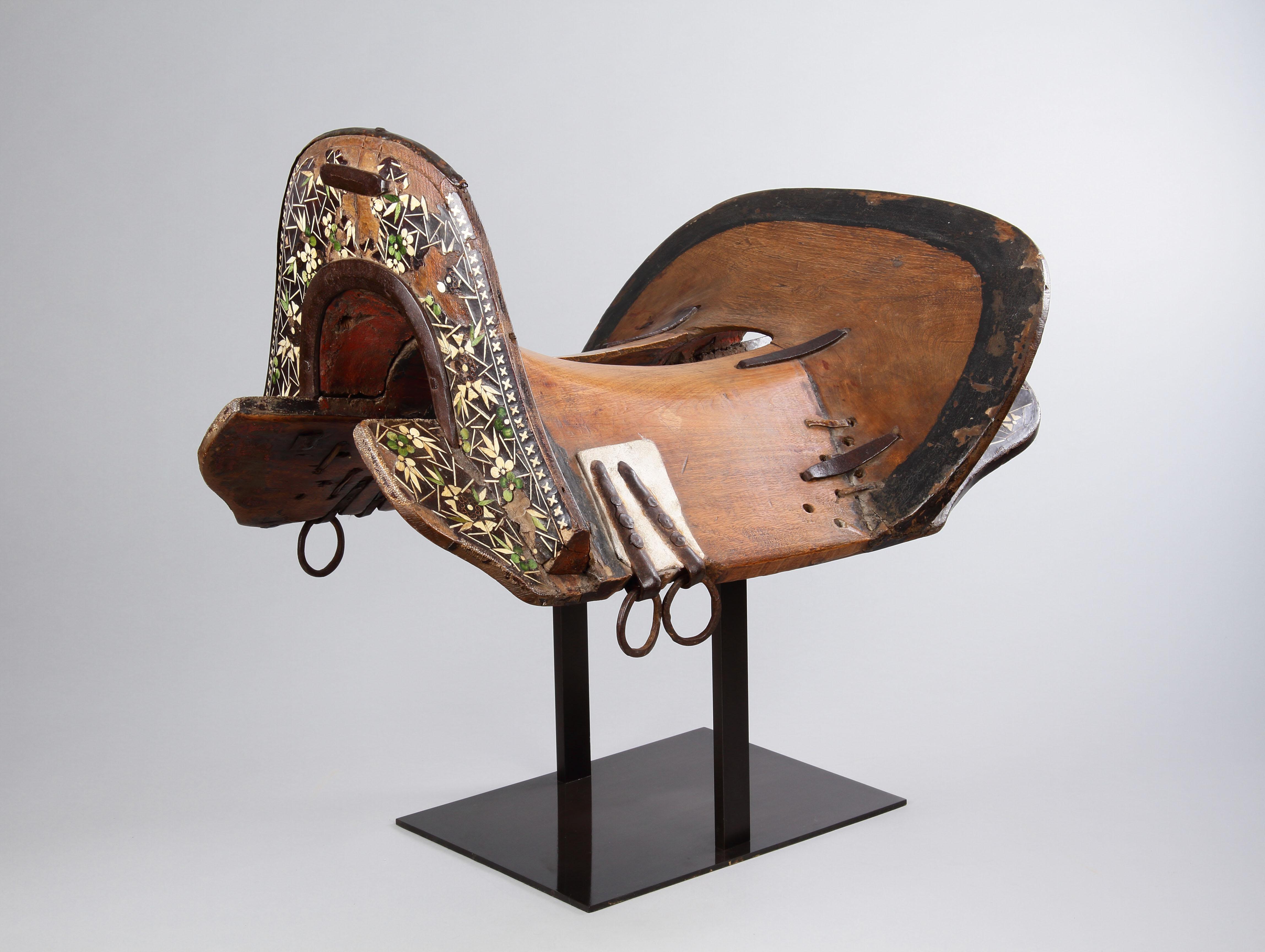 A Rare Western Tibetan Horse Saddle as Used by the Kampa Horsemen In Fair Condition For Sale In London, GB