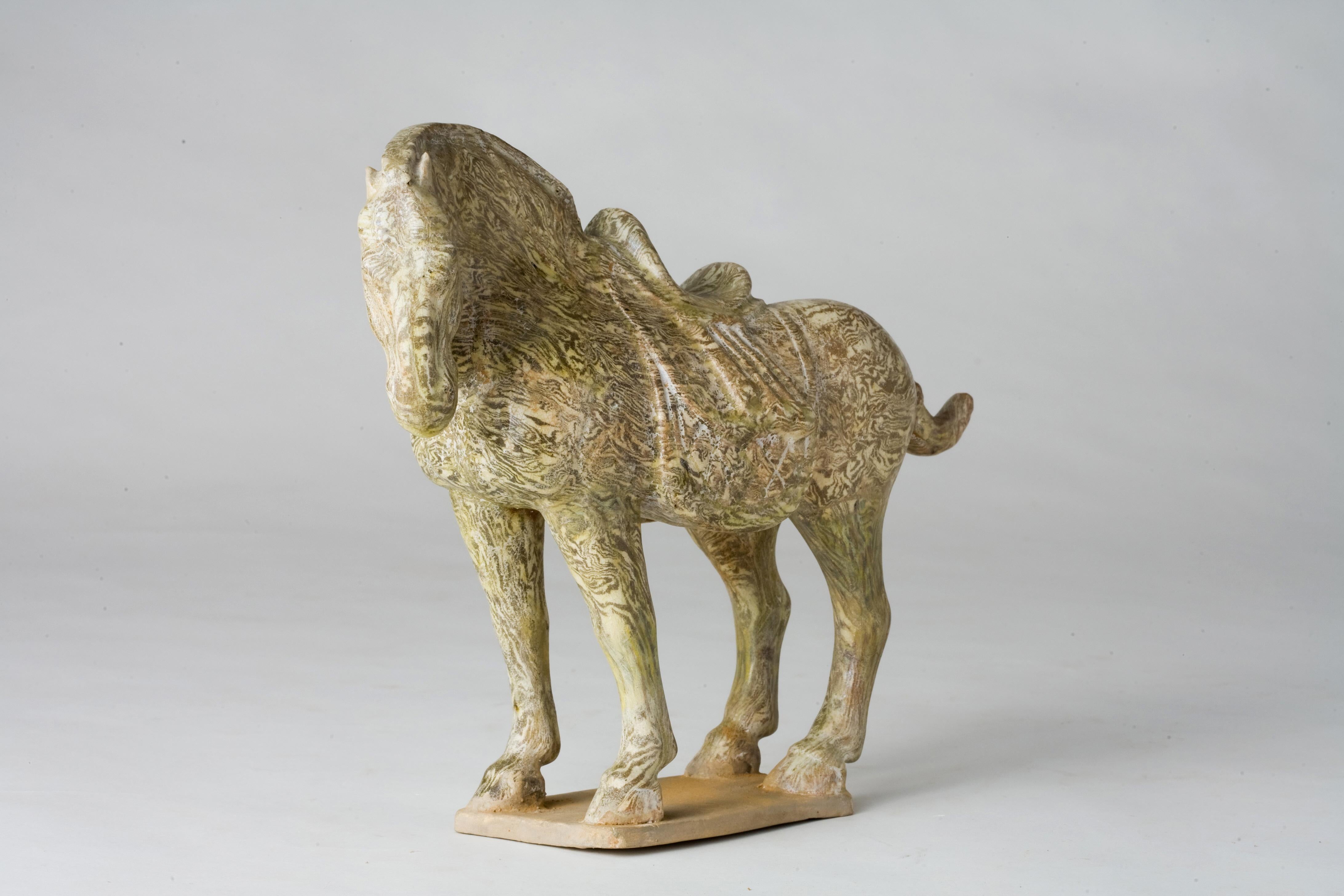 Rare cheval en poterie marbrée à glaçure jaune en vente 4