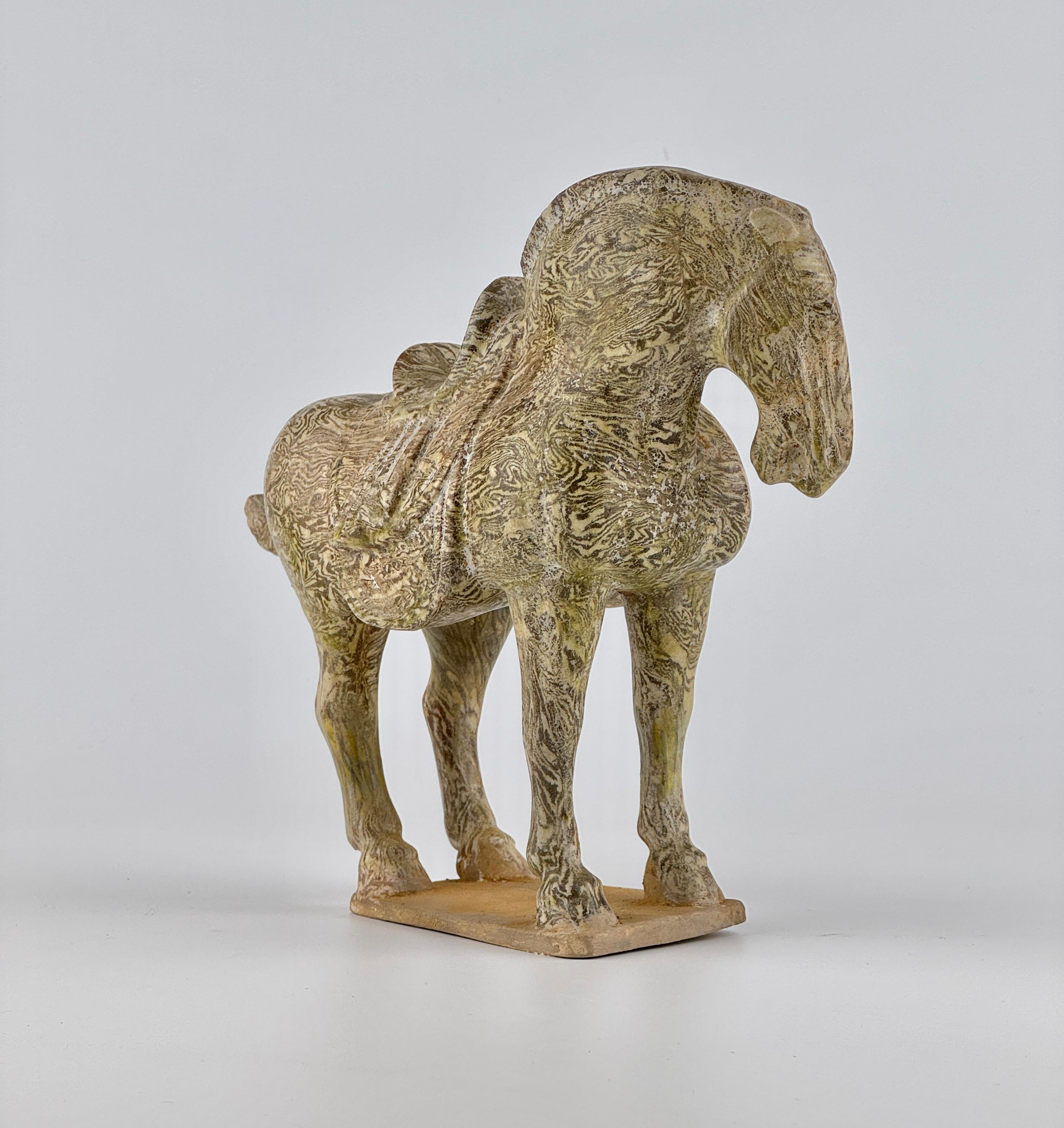Est asiatique Rare cheval en poterie marbrée à glaçure jaune en vente