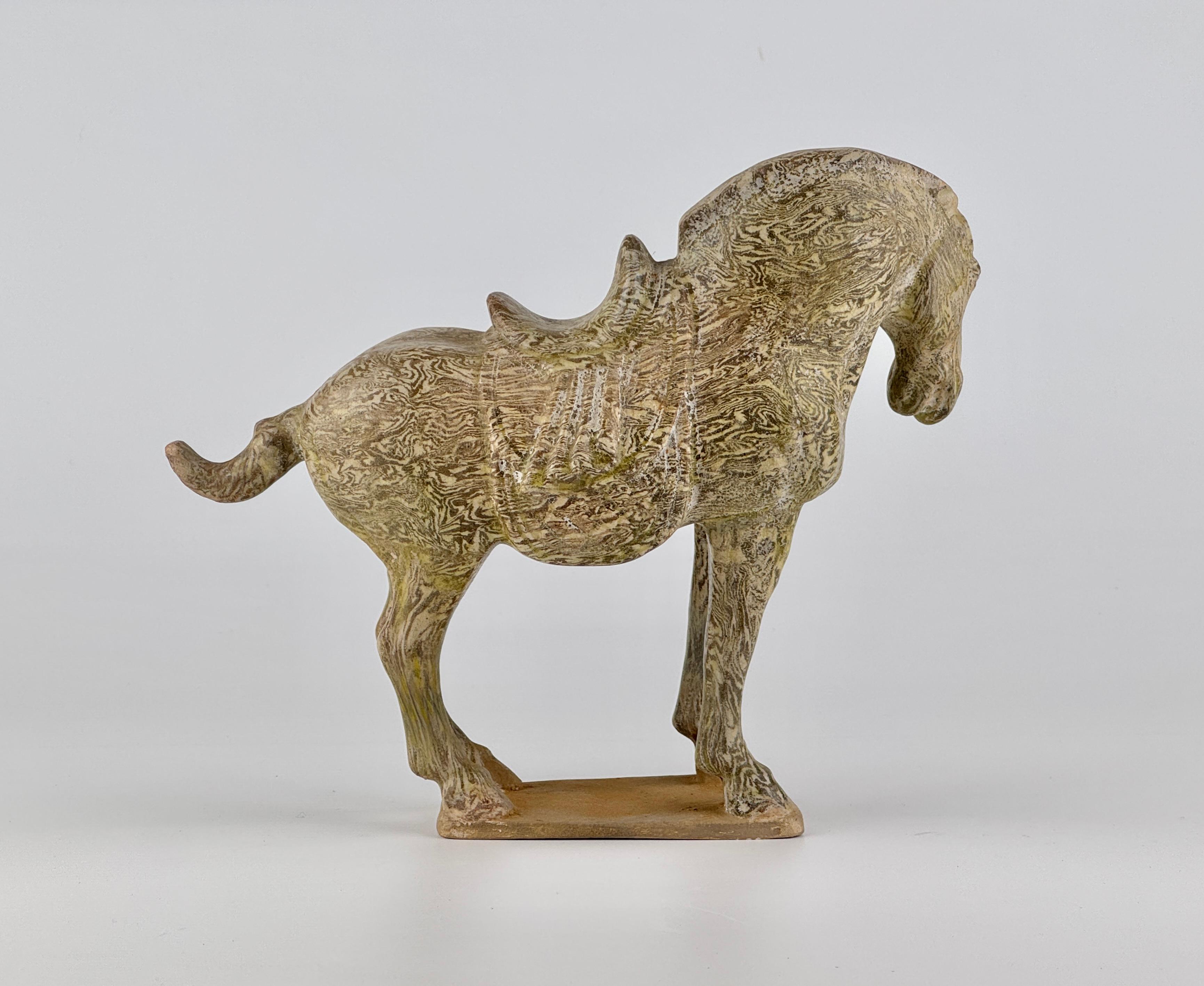 Vernissé Rare cheval en poterie marbrée à glaçure jaune en vente