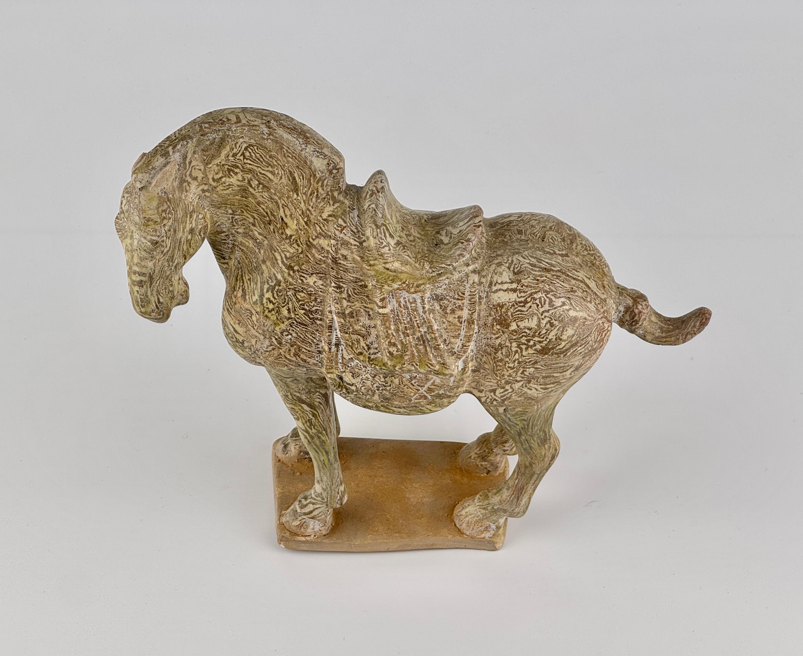 Rare cheval en poterie marbrée à glaçure jaune en vente 1