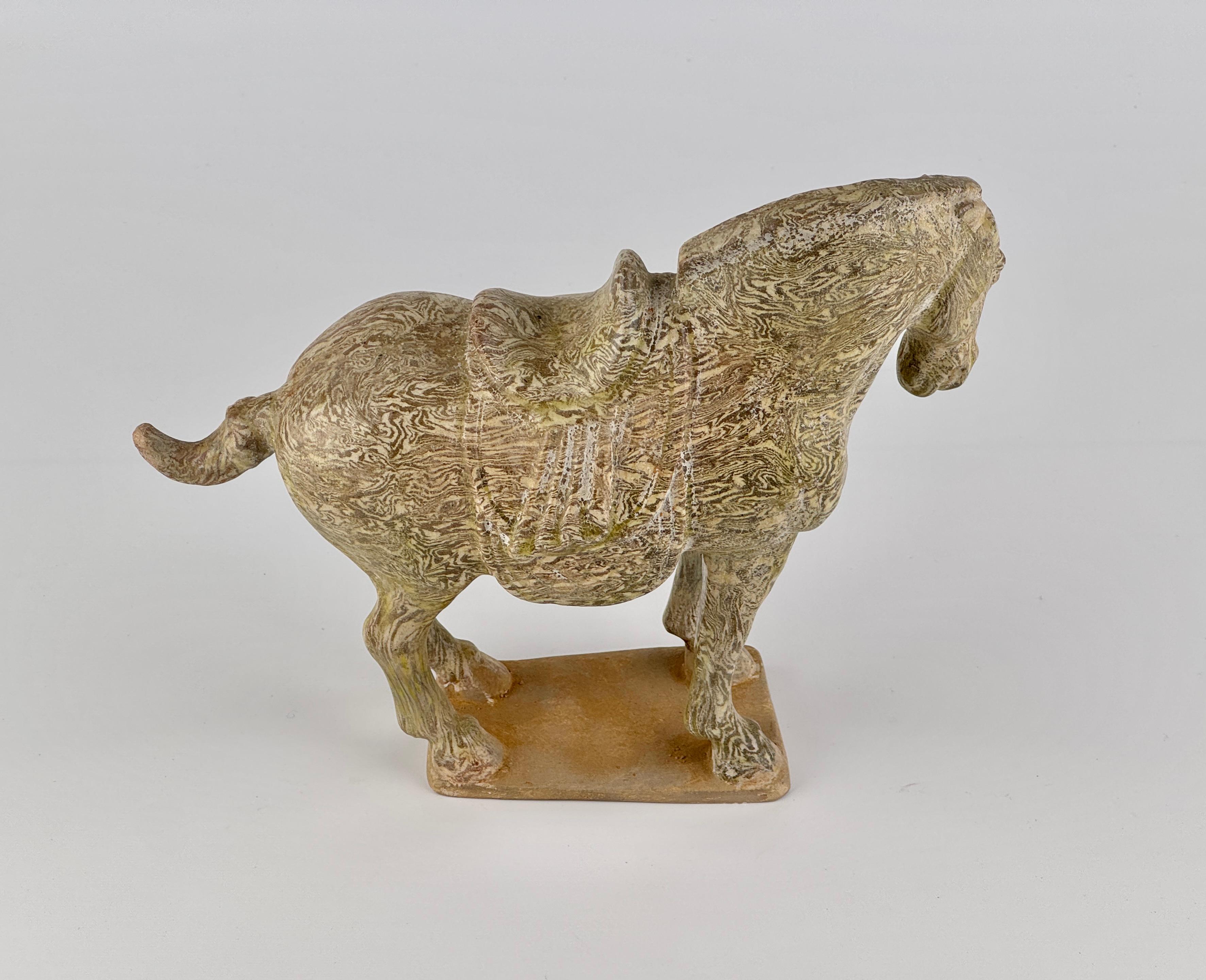 Rare cheval en poterie marbrée à glaçure jaune en vente 2