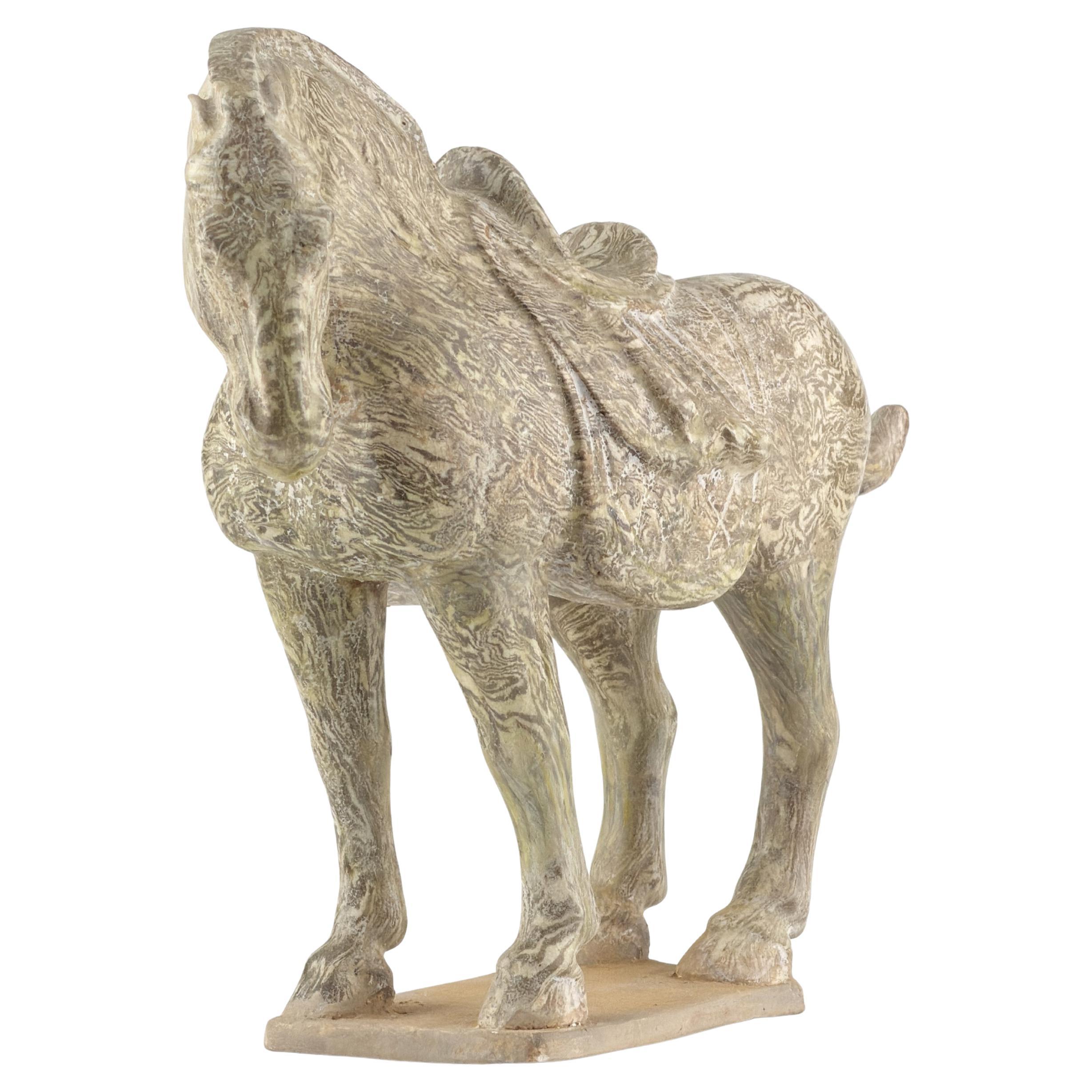 Un raro cavallo in ceramica marmorizzata con riflessi gialli in vendita