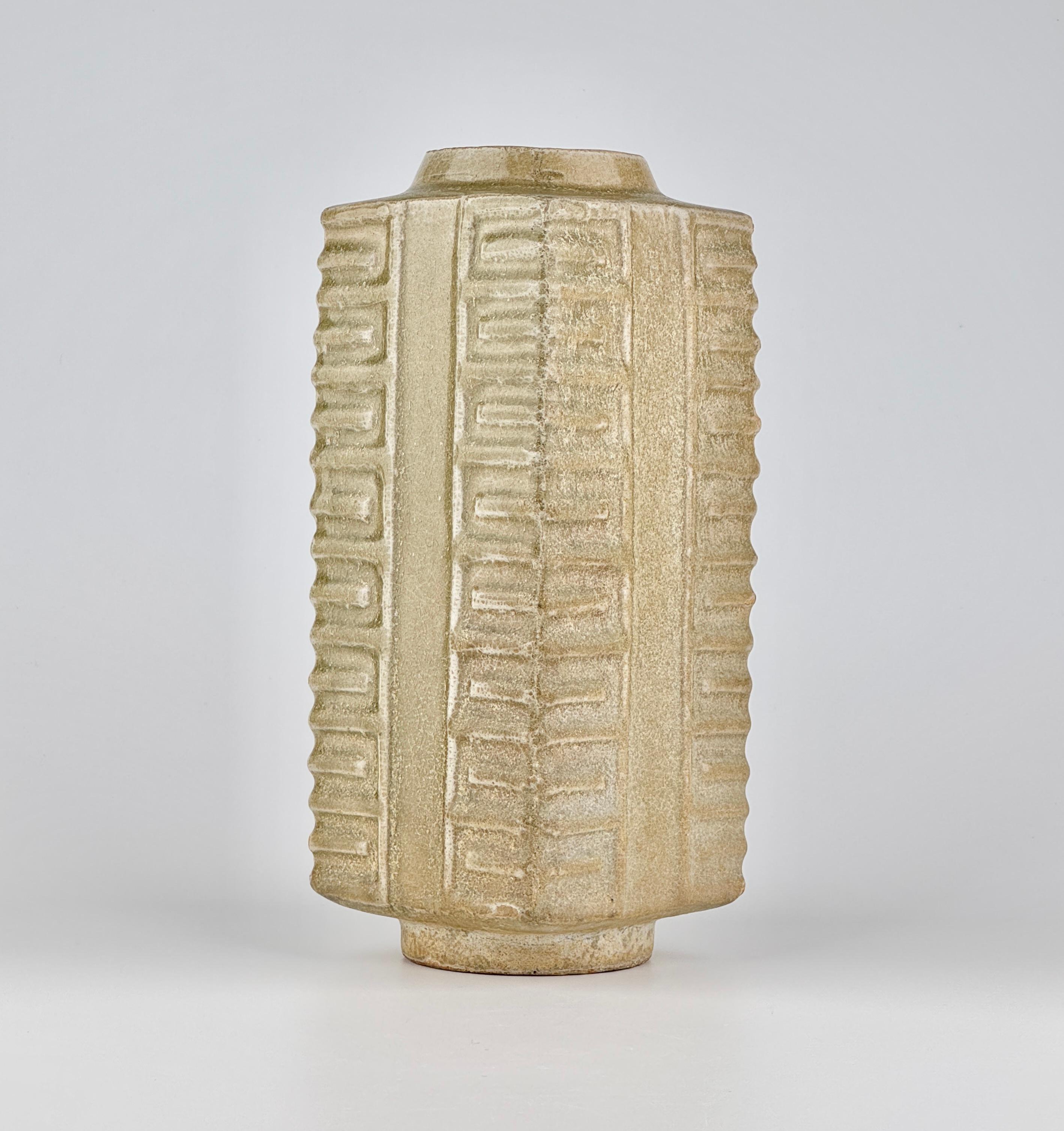 This vase is an exceptionally rare piece and likely the only known example of a Cong-shaped vase from the Jin Dynasty. While some experts may attribute this work to the Song Dynasty or later periods based on its form, it is, in fact, a much earlier
