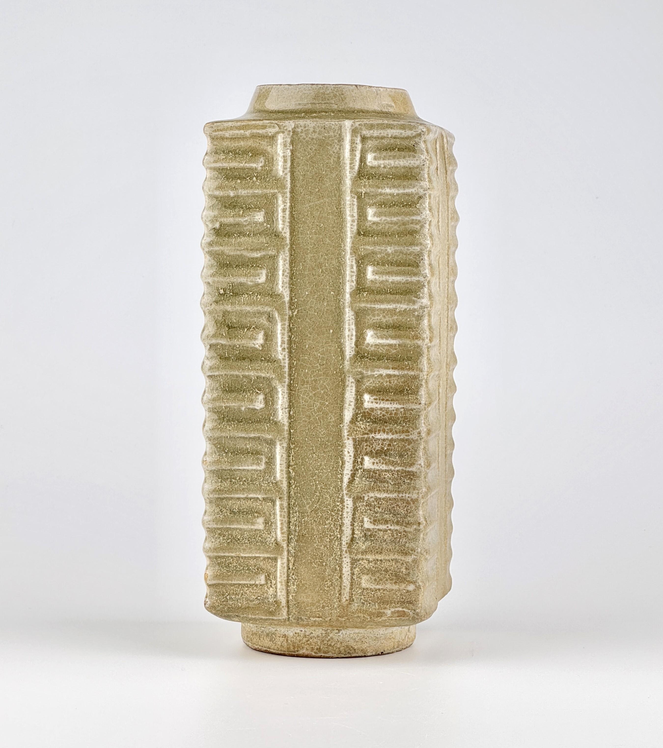 Questo vaso è un pezzo eccezionalmente raro e probabilmente l'unico esempio conosciuto di vaso a forma di cong della dinastia Jin. Sebbene alcuni esperti possano attribuire quest'opera alla dinastia Song o a periodi successivi in base alla sua
