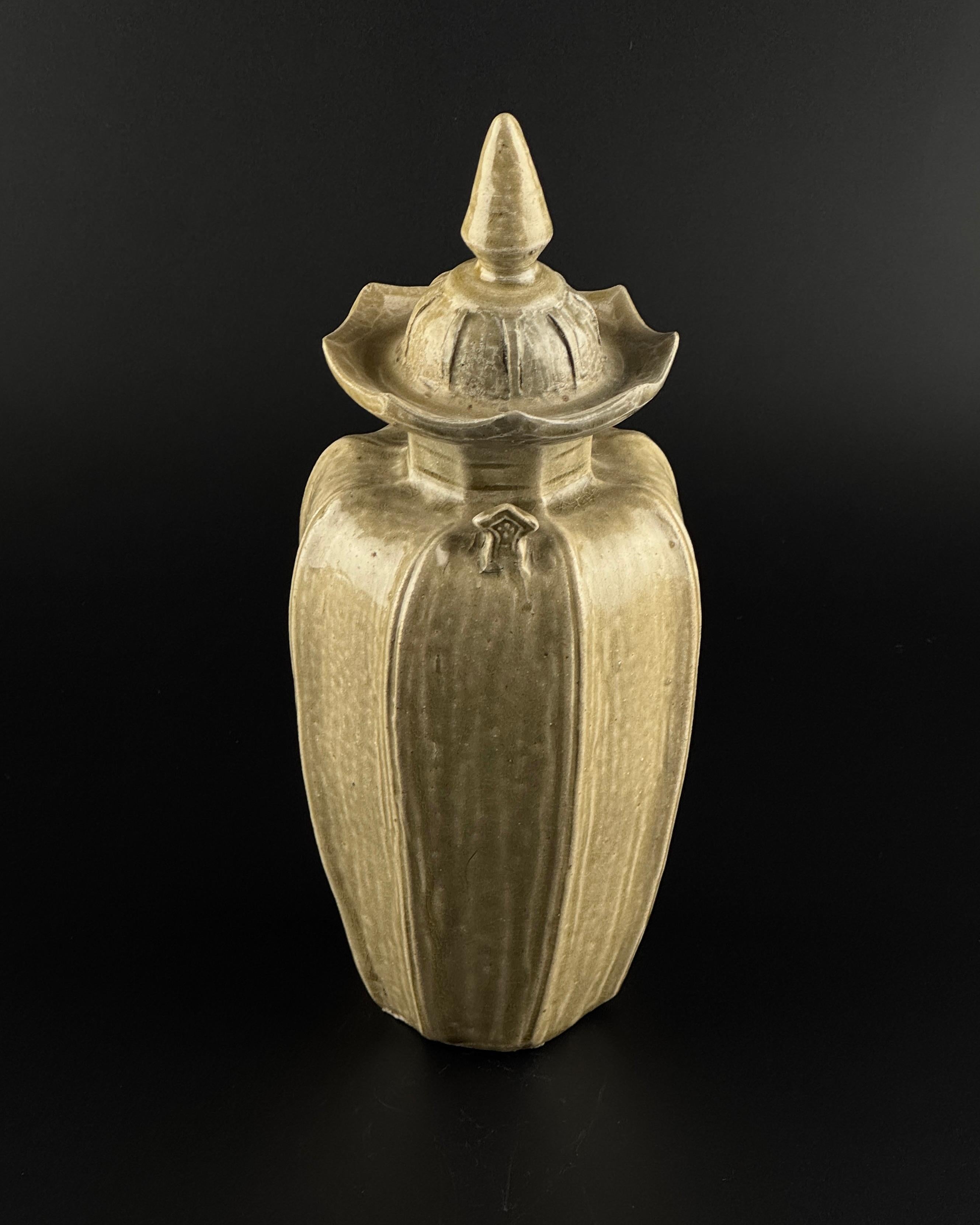 A Rare 'Yue' Celadon Glazed Octagonal Vase, Western Jin Dynasty (266 - 316 AD) For Sale 4