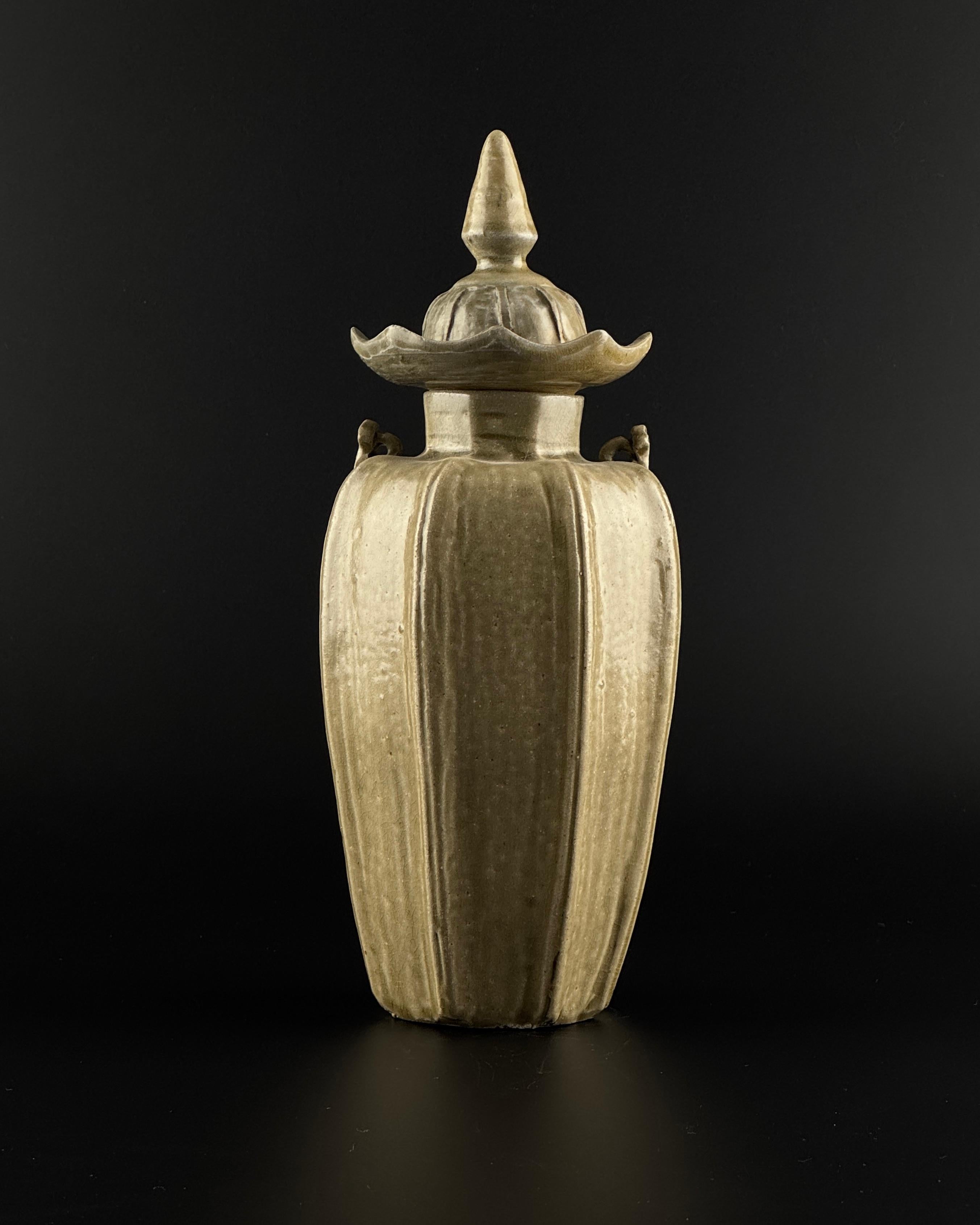 A Rare 'Yue' Celadon Glazed Octagonal Vase, Western Jin Dynasty (266 - 316 AD) In Good Condition For Sale In seoul, KR