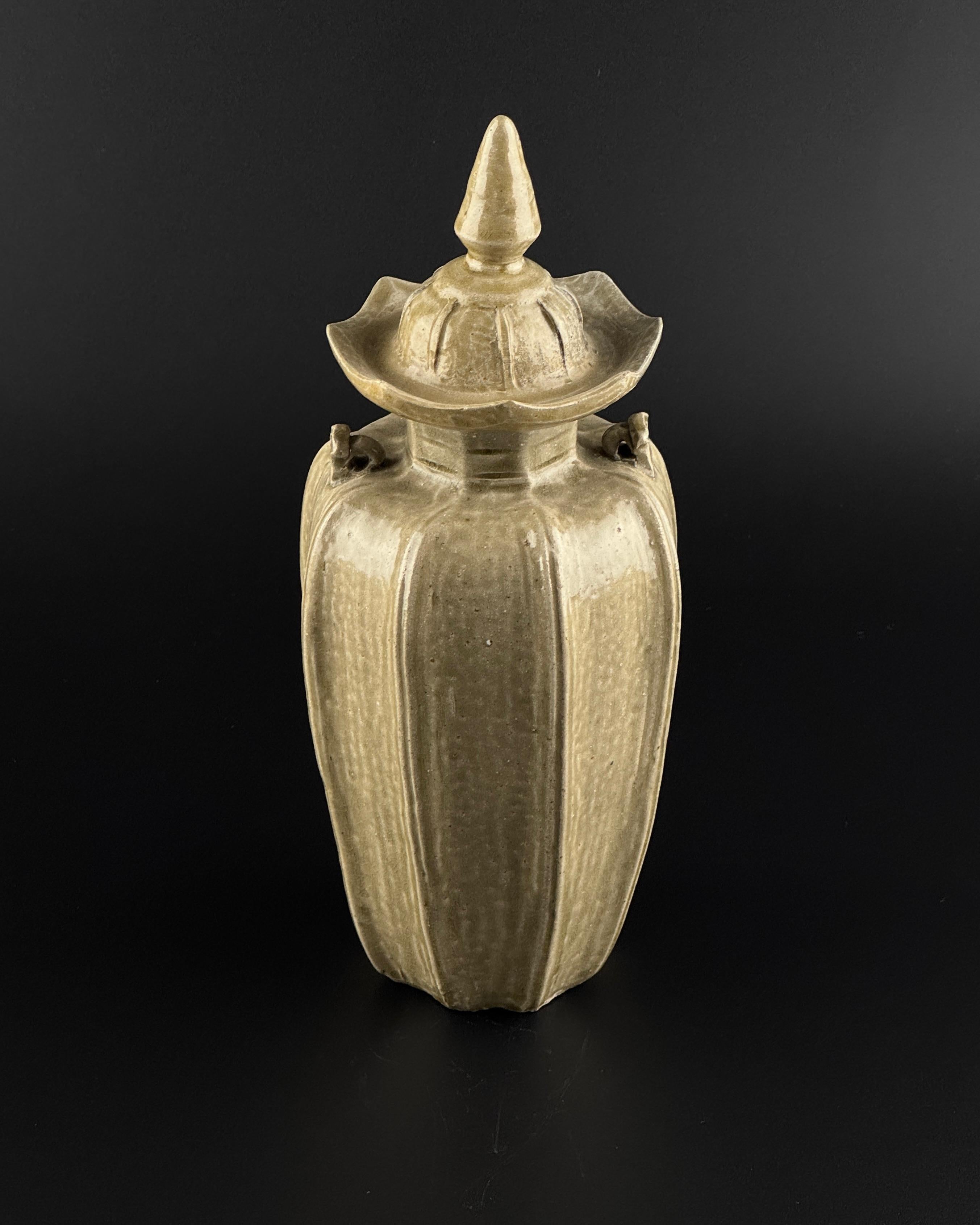 A Rare 'Yue' Celadon Glazed Octagonal Vase, Western Jin Dynasty (266 - 316 AD) For Sale 2