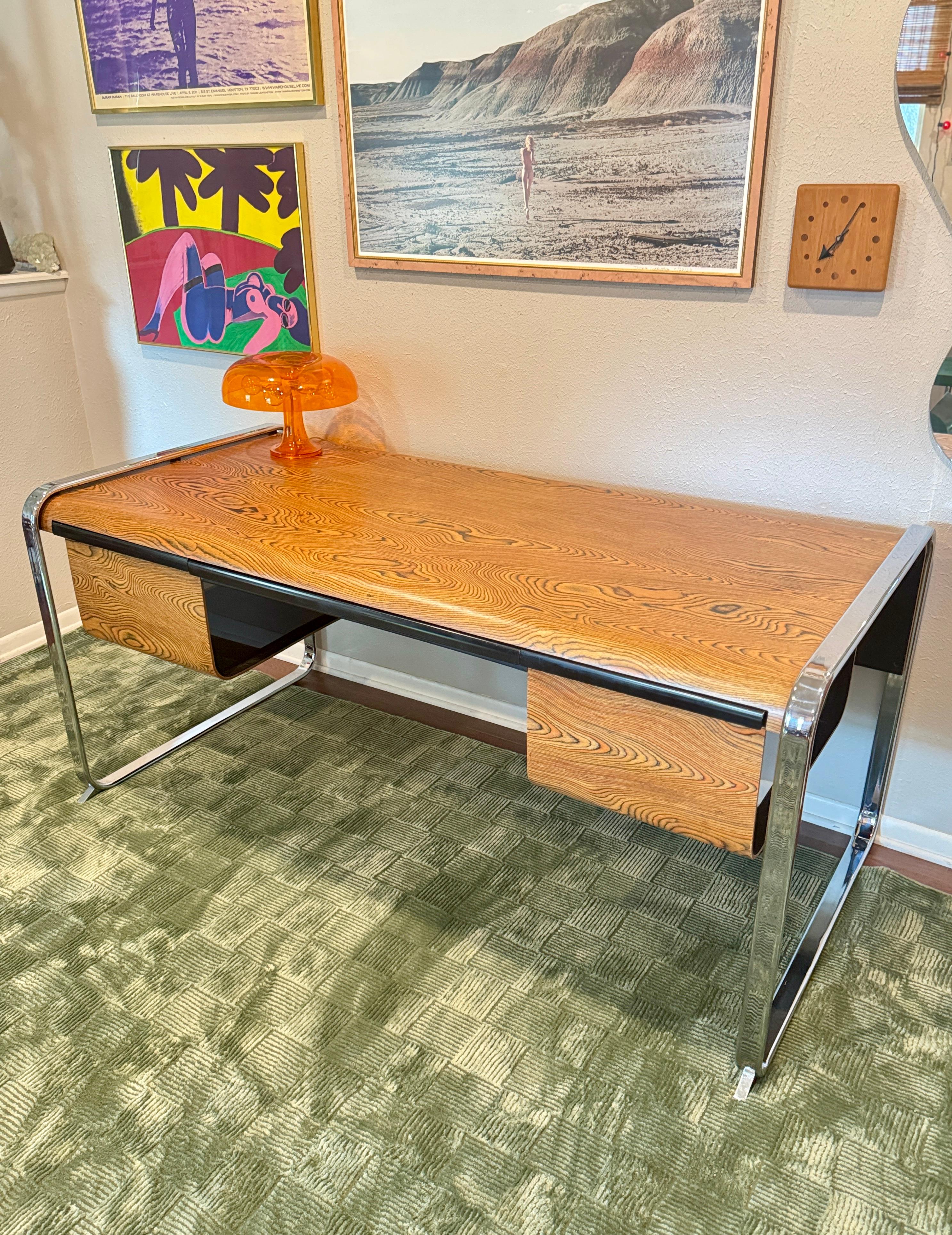This rare and iconic desk, designed by Peter Protzmann for Herman Miller, is a true collector’s piece. Produced only between 1970 and 1971, the series was discontinued due to high production costs, making it an exceptionally rare find. Crafted from