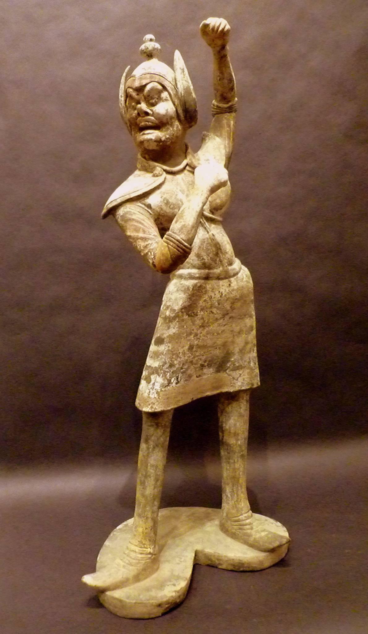 Très raffinée, inhabituelle et importante statue de gardien en poterie à modelage vivant, pose dramatique et puissante, début de la dynastie Tang, 618-907AD, accompagnée d'un certificat d'authentification TL d'Oxford. L'échantillon de test Oxford TL