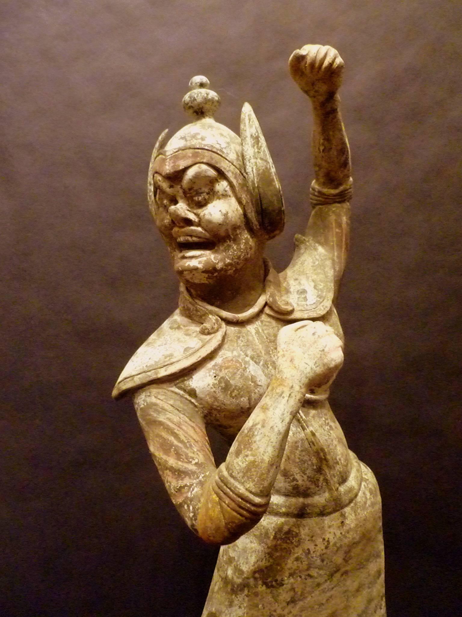 Fait main Rare, belle et importante statue de gardien de la dynastie Tang en poterie de la dynastie Tang, testée TL en vente