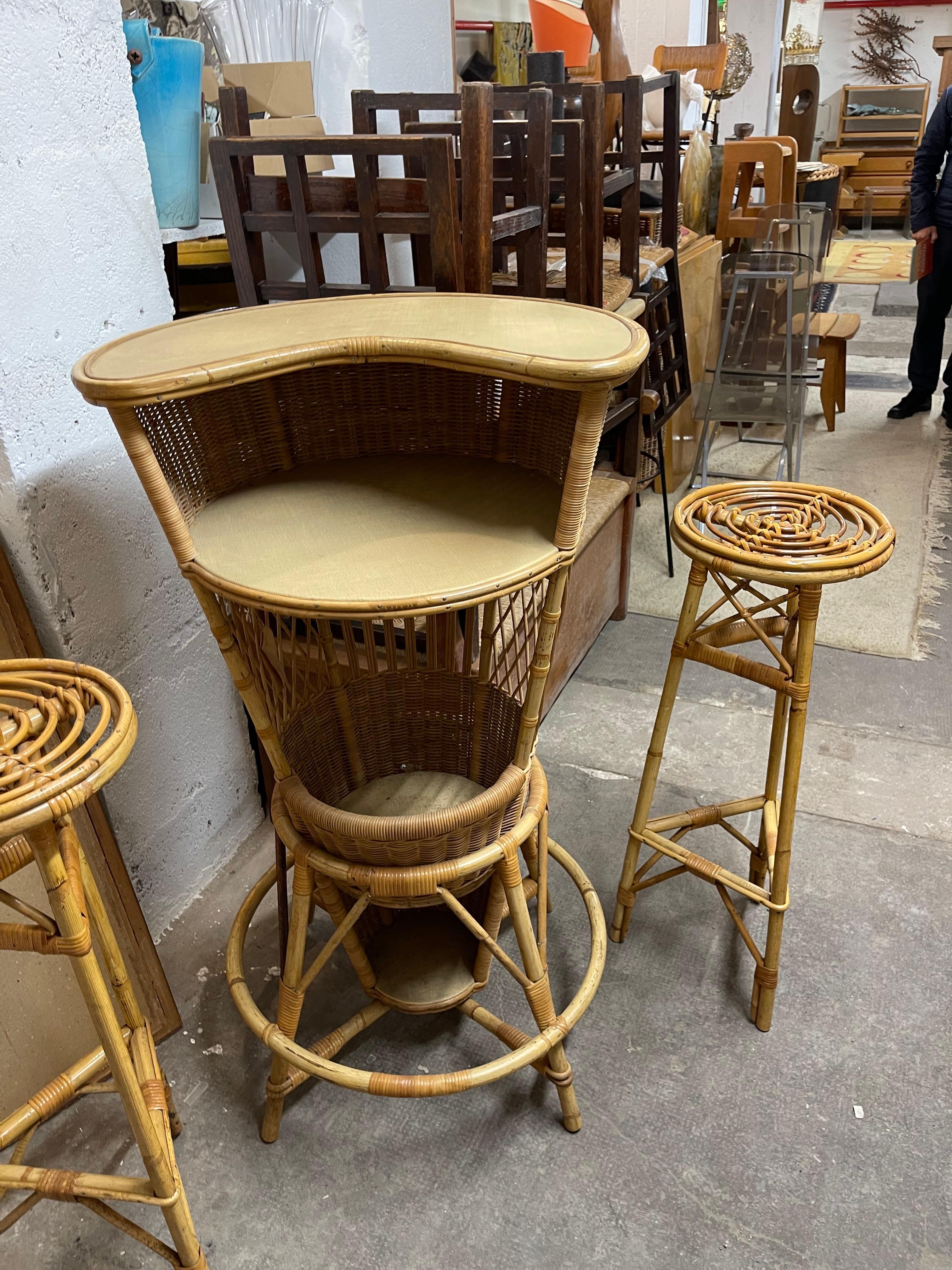 French A rattan bar with stools For Sale