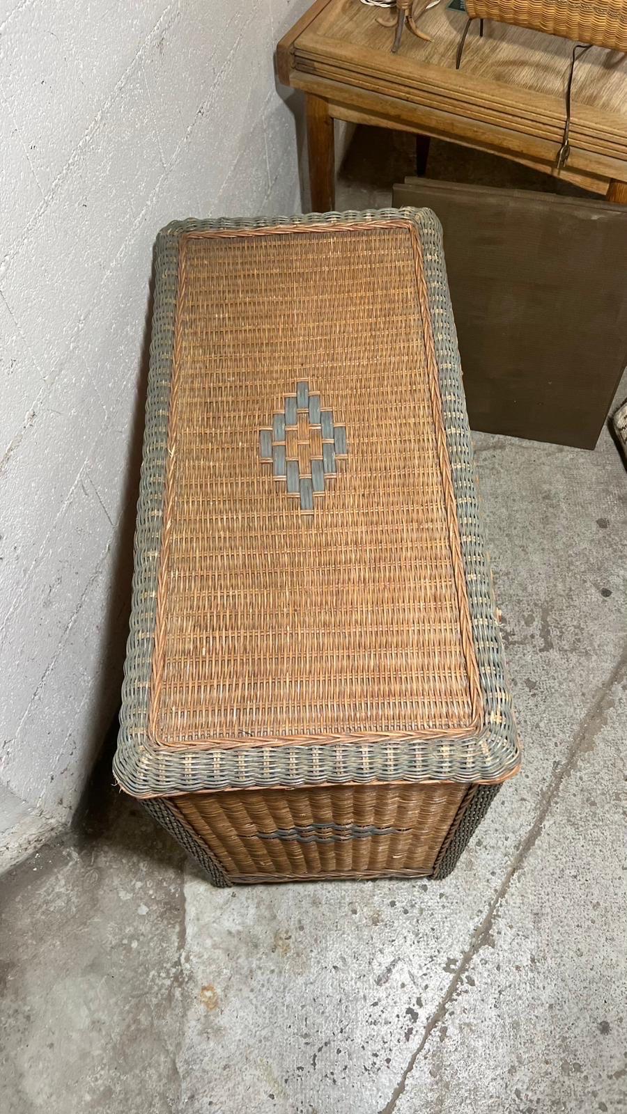 Mid-Century moderno Una cassettiera in rattan del 1950 circa in vendita