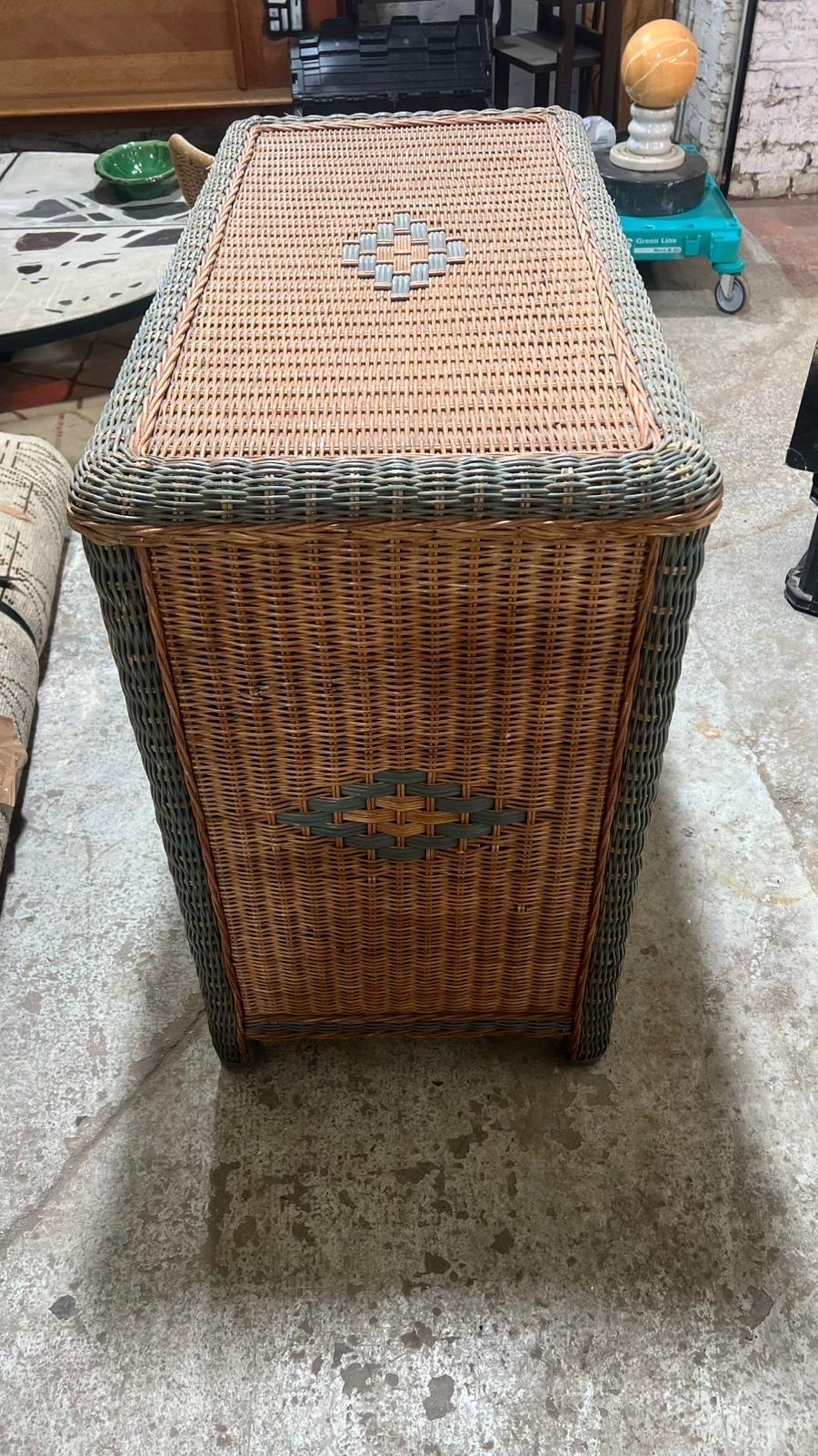 Francese Una cassettiera in rattan del 1950 circa in vendita