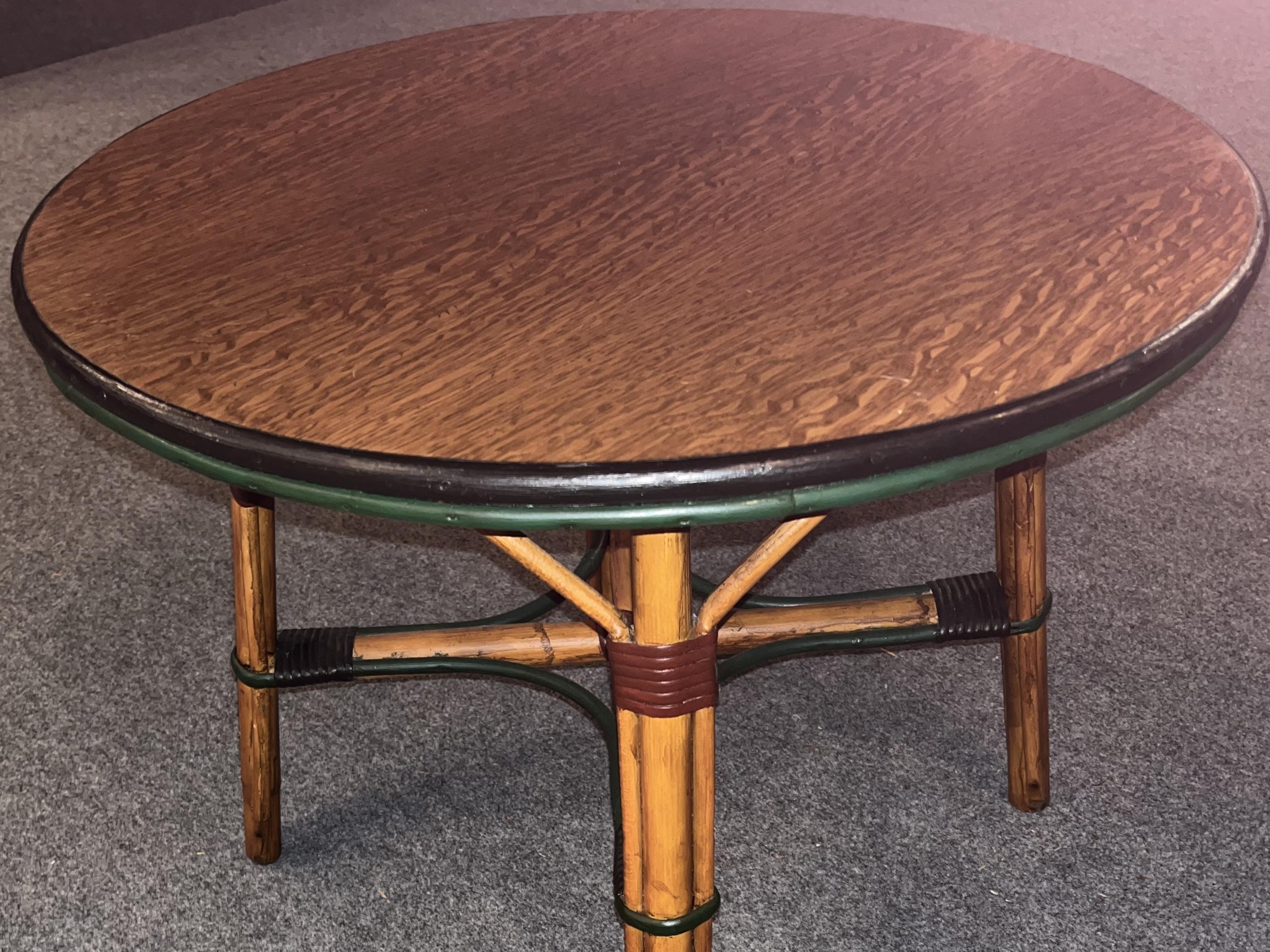 Una mesa de centro de ratán en acabado natural / ribete de color y tablero de roble aserrado en cuarto Art Decó en venta