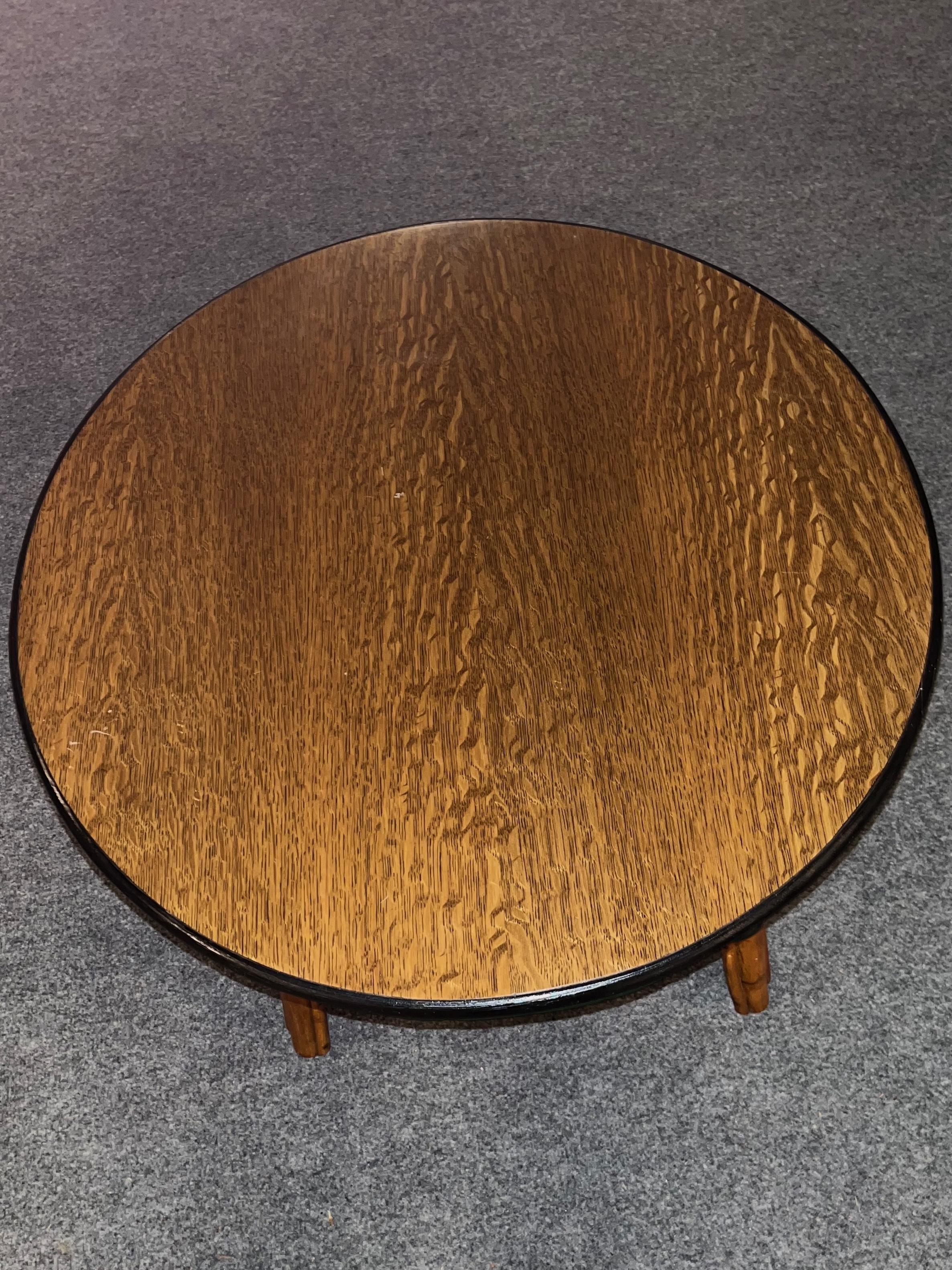 Una mesa de centro de ratán en acabado natural / ribete de color y tablero de roble aserrado en cuarto Estadounidense en venta