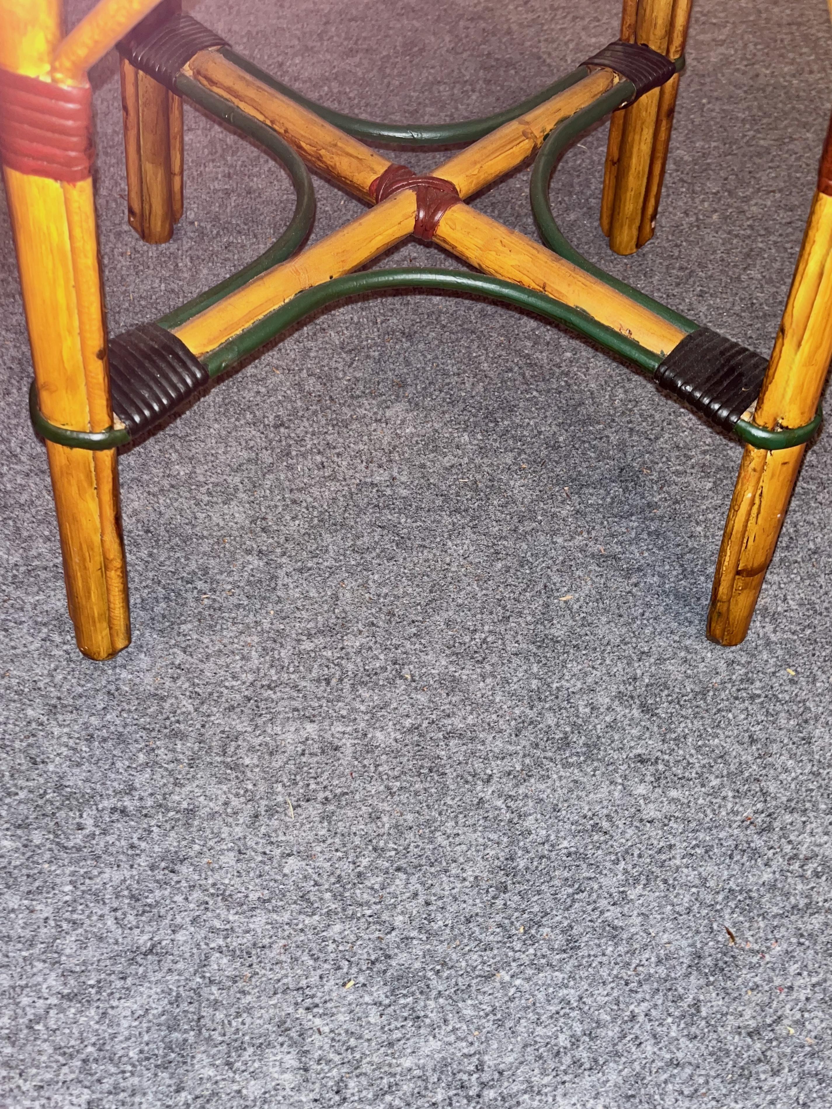 Una mesa de centro de ratán en acabado natural / ribete de color y tablero de roble aserrado en cuarto Hecho a mano en venta