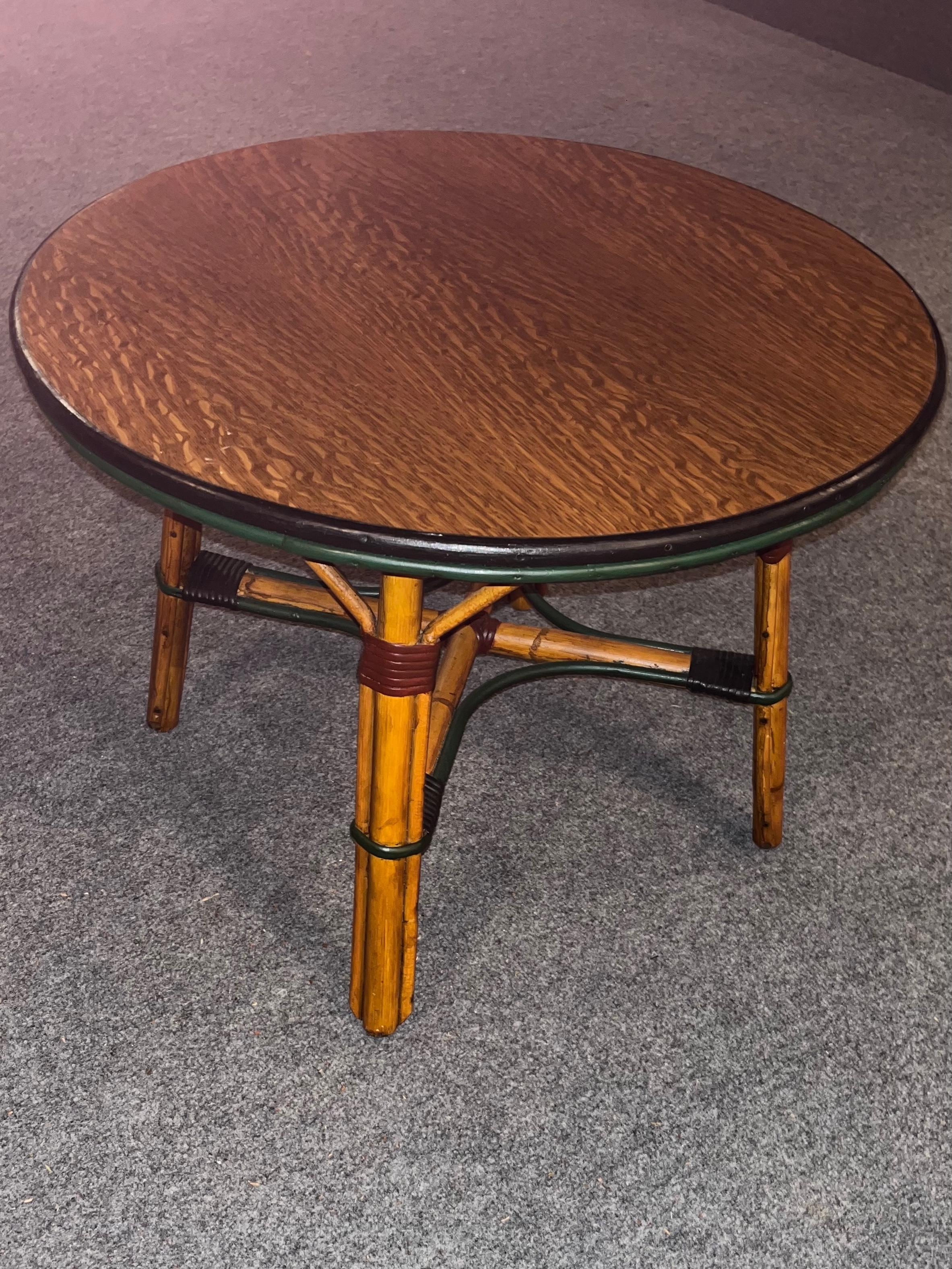Una mesa de centro de ratán en acabado natural / ribete de color y tablero de roble aserrado en cuarto en venta 1
