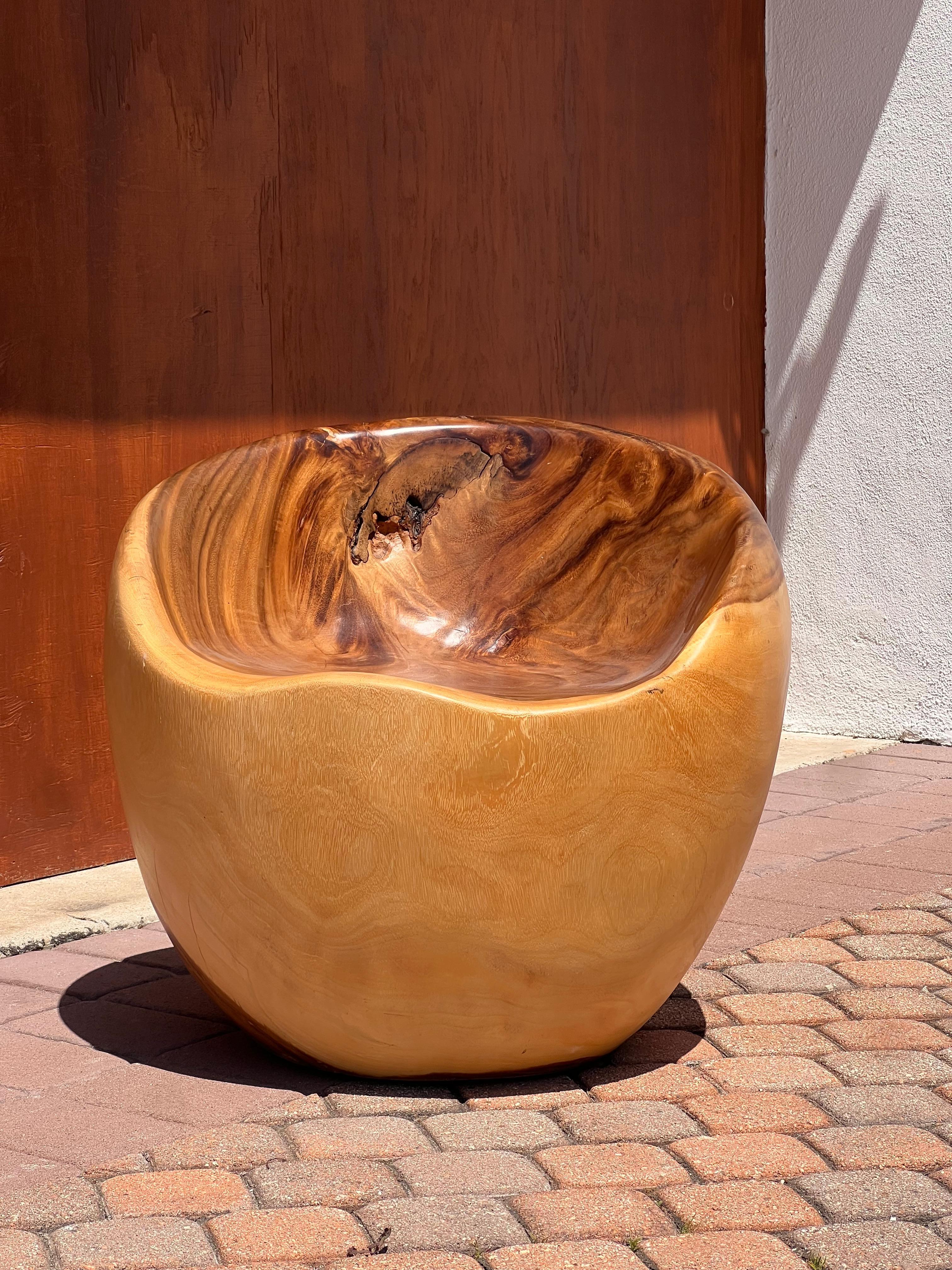 Una sedia moderna organica intagliata a mano in legno grezzo, probabilmente della fine del XX secolo. Non si sa molto di questa poltrona unica, se non che proviene dalla proprietà di un prestigioso collezionista. Questo pezzo mette in mostra le