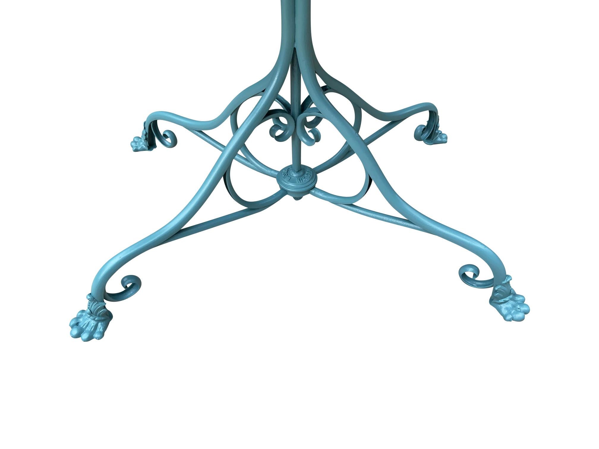 A really lovely wrought iron Arras garden table. The earlier lions feet date the table to from the 1850’s. Pre-1900 Arras Furniture has claw feet and post-1900, the design of the feet changed to hoof feet. The factory was located in the Northern